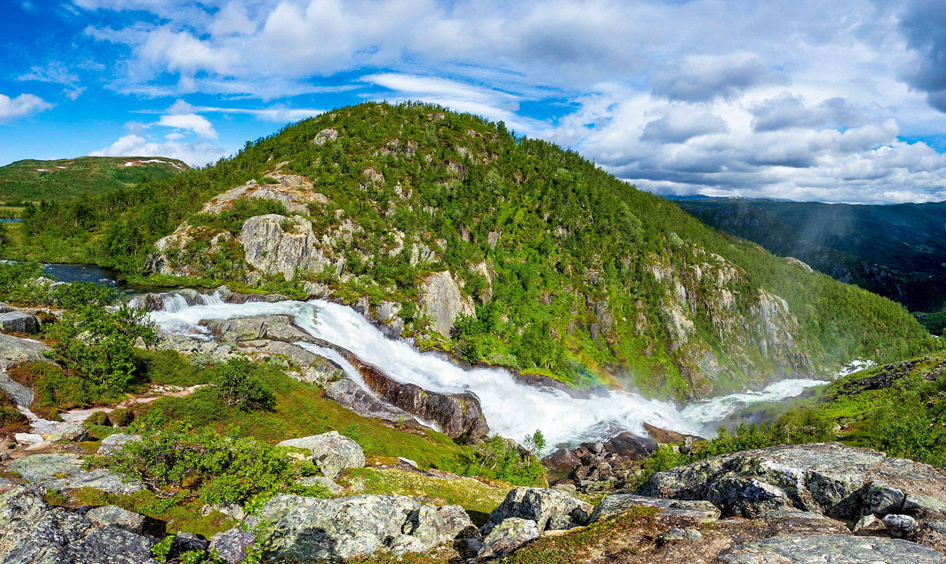 Nach ca. 50 Minuten ist man dann oben am Hivjufossen. 

After about 50 minutes you reach the top of Hivjufossen. 

Tour Details: https://www.wikiloc.com/hiking-trails/hivjufossen-25782898