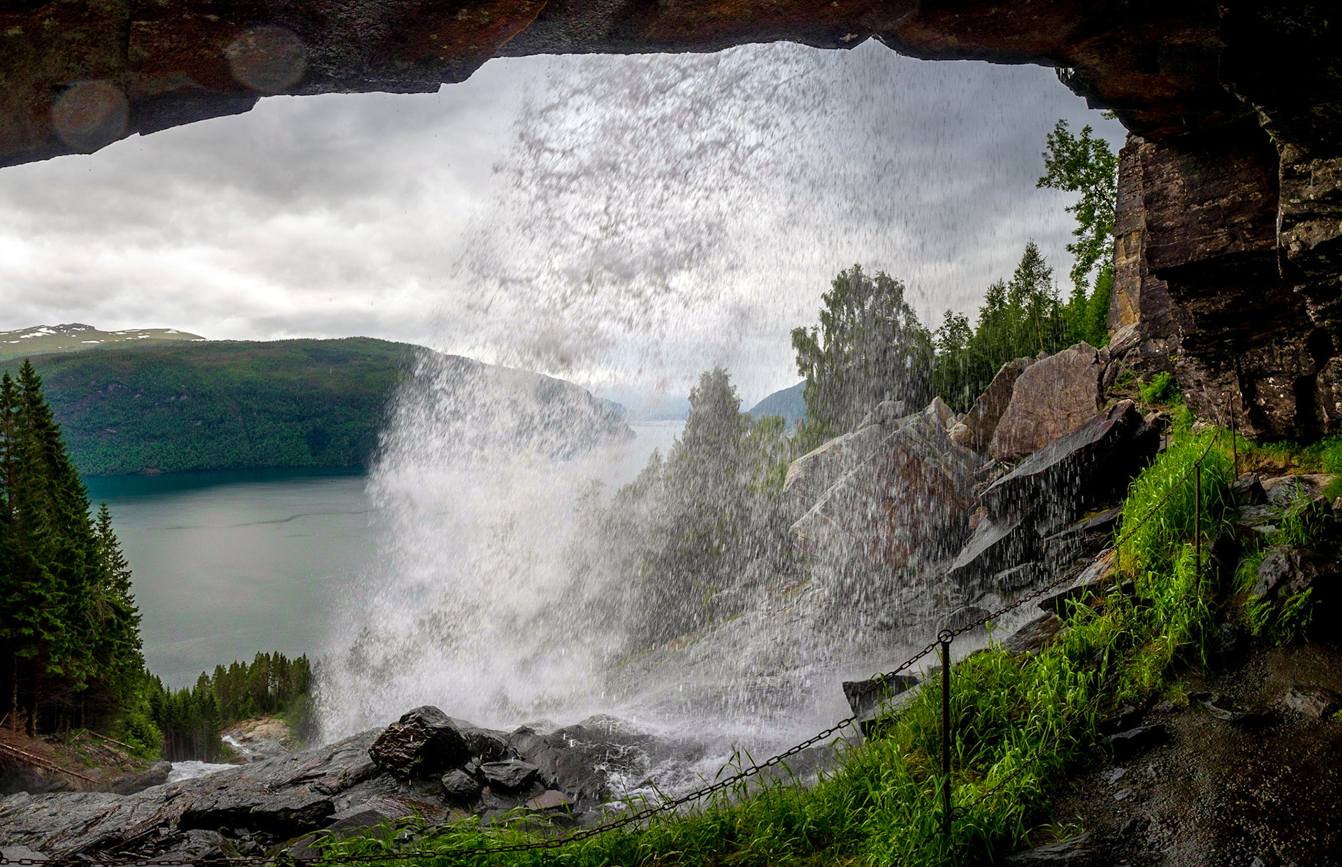 Der Tvinnefossen - einer der Wasserfälle hinter denen man durchgehen kann. Norwegen im Juni 2018

Tvinefossen - one of the waterfalls one can walk through behind. Norway, June 2018