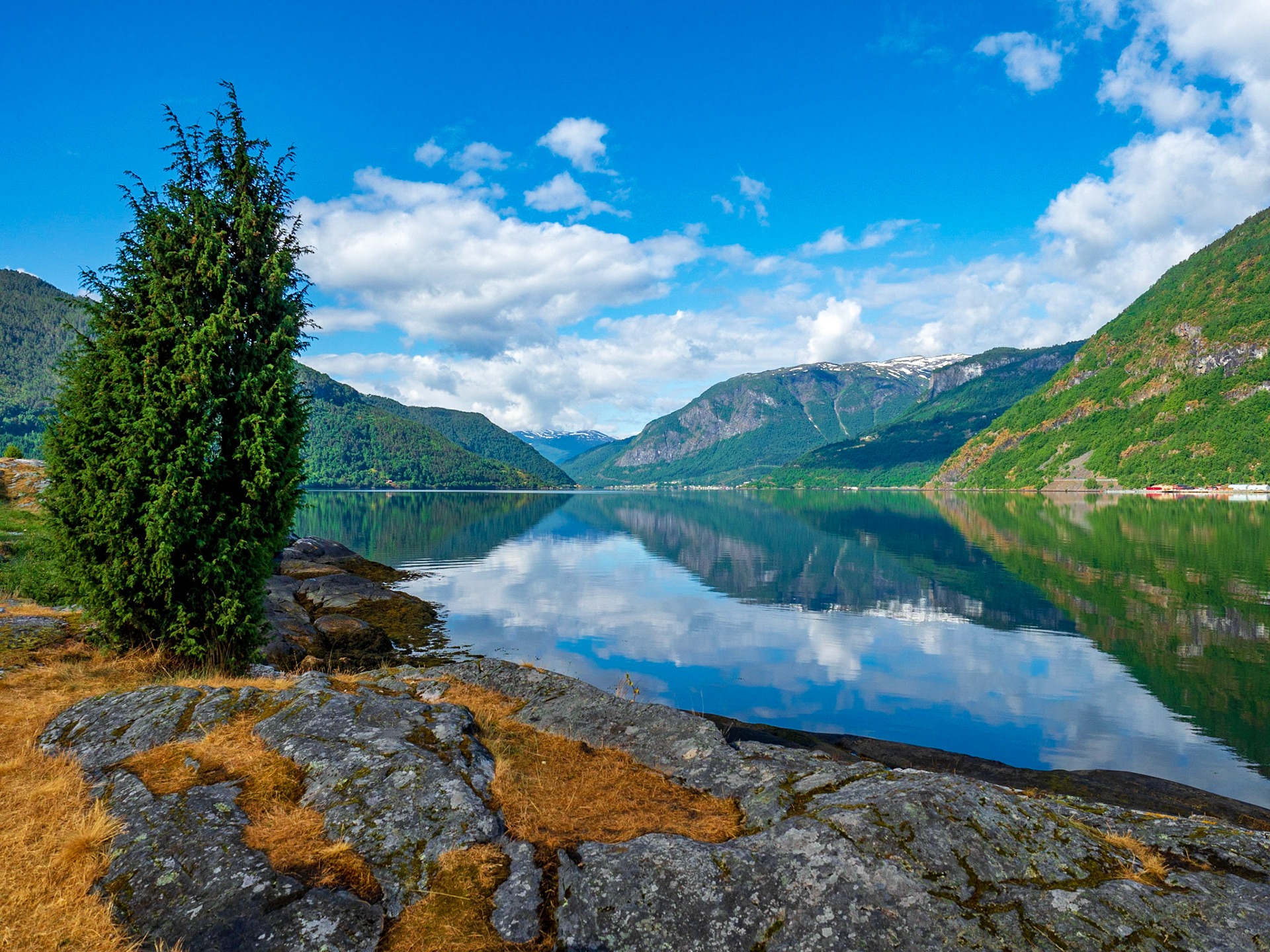 Die windstille Aussicht am Morgen vom Campingplatz in Norwegen

The windless view from our camping site in Norway in the morning
