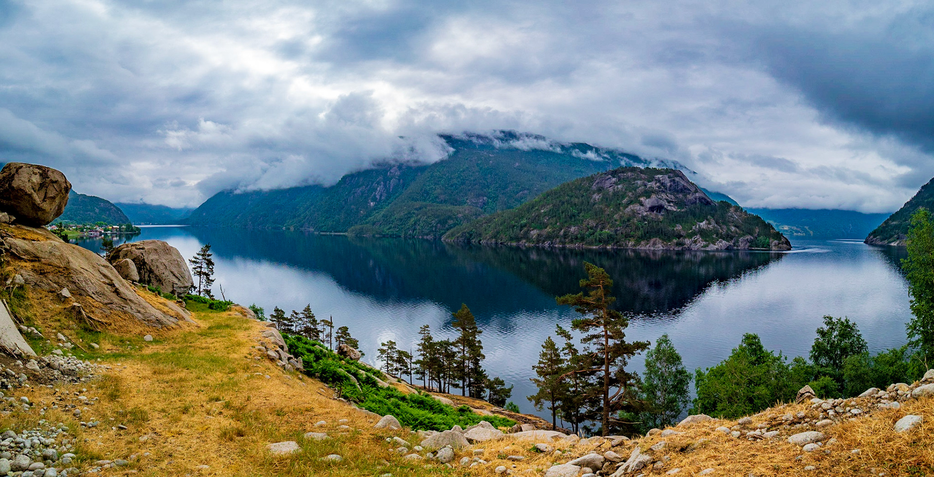 Typisch Norwegen - einfach vom Straßenrand aus fotografiert

Just Norwegian - picture taken from the curb