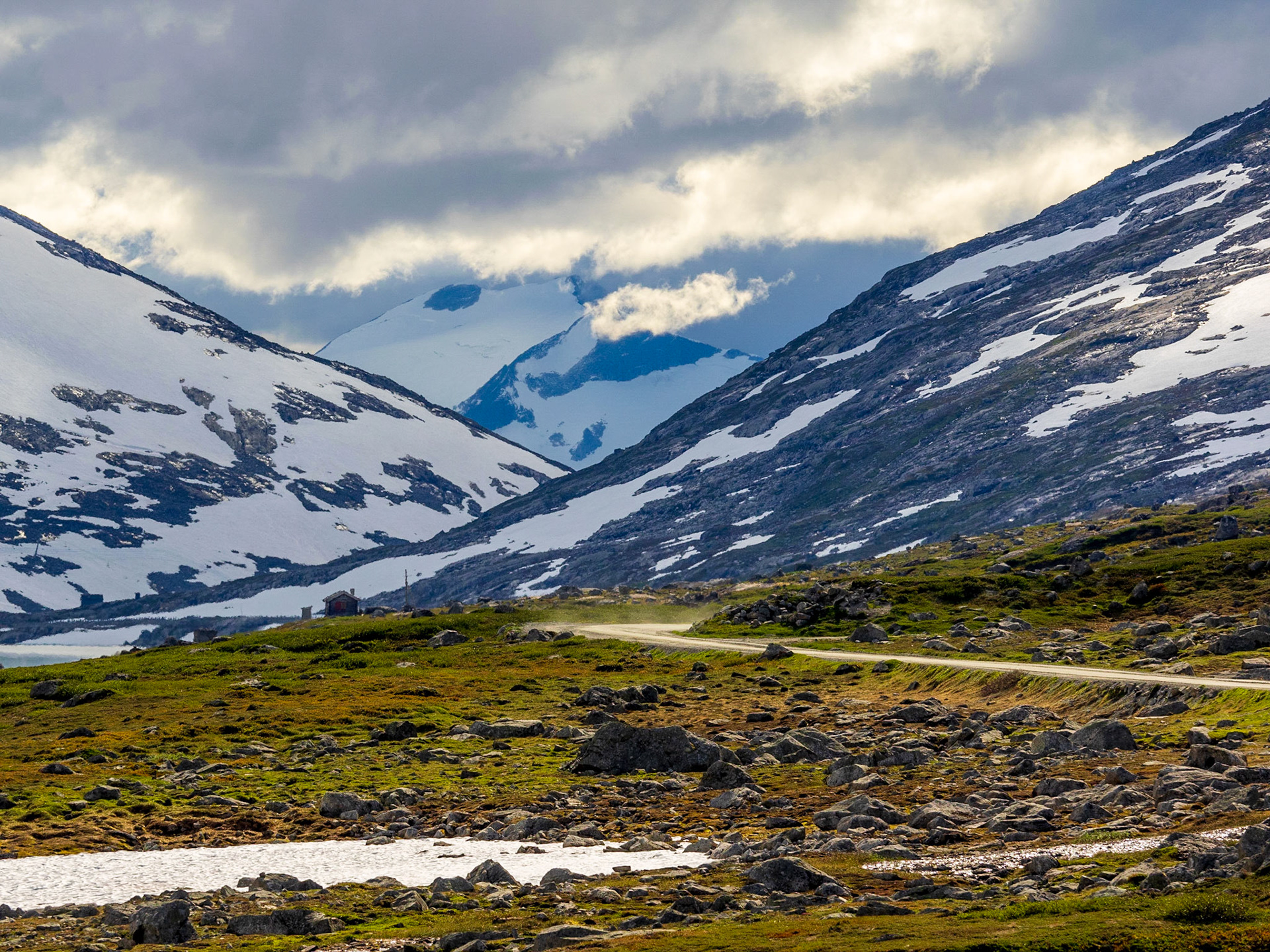 Mitte Juni auf der 258 (Gamle Strynefjellsveg)

Mid of June on the 258 (Gamle Strynefjellsveg)