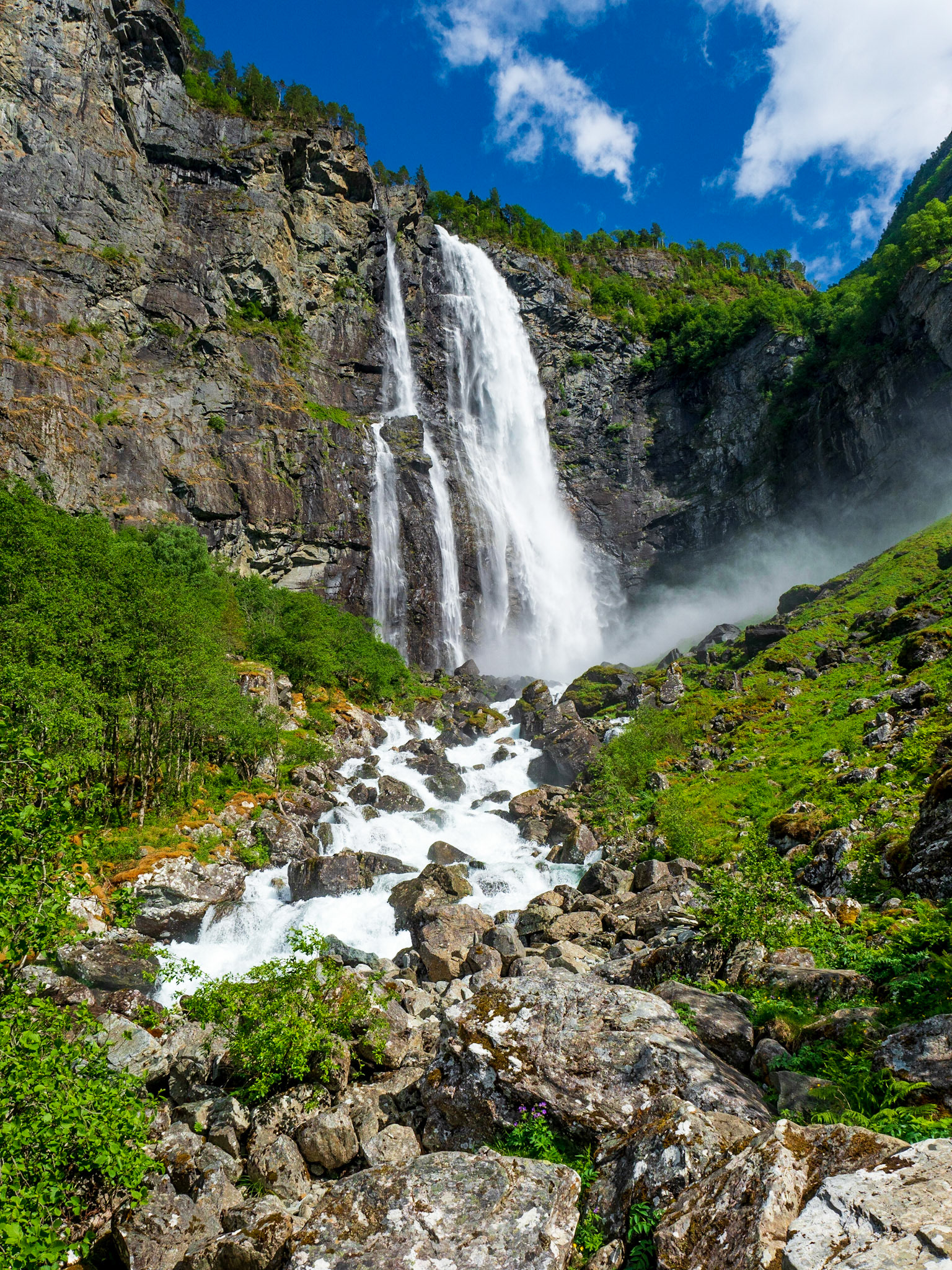 Der Feigefossen ist mit 218m der zweithöchste nicht regulierte Wasserfall in Norwegen

Feigefossen is with 218m the second highest not regulated waterfall in Norway
