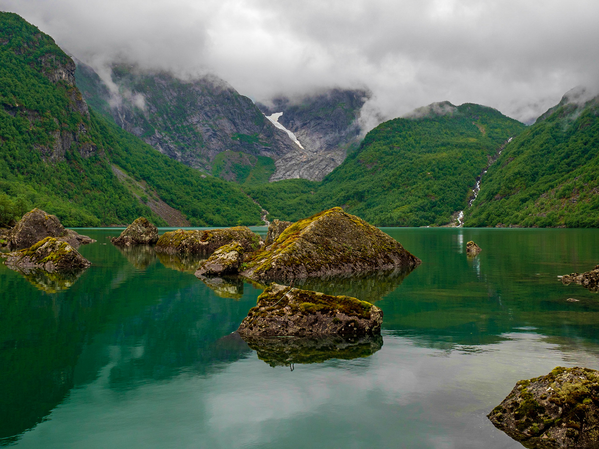 Endlich angekommen am Gletschersee Bondhusvatn in Norwegen. Die Farben waren ein Traum.

Finally arrived at Bondhusvatn - a glacier lake of the Folgefonna in Norway. The colors were amazing