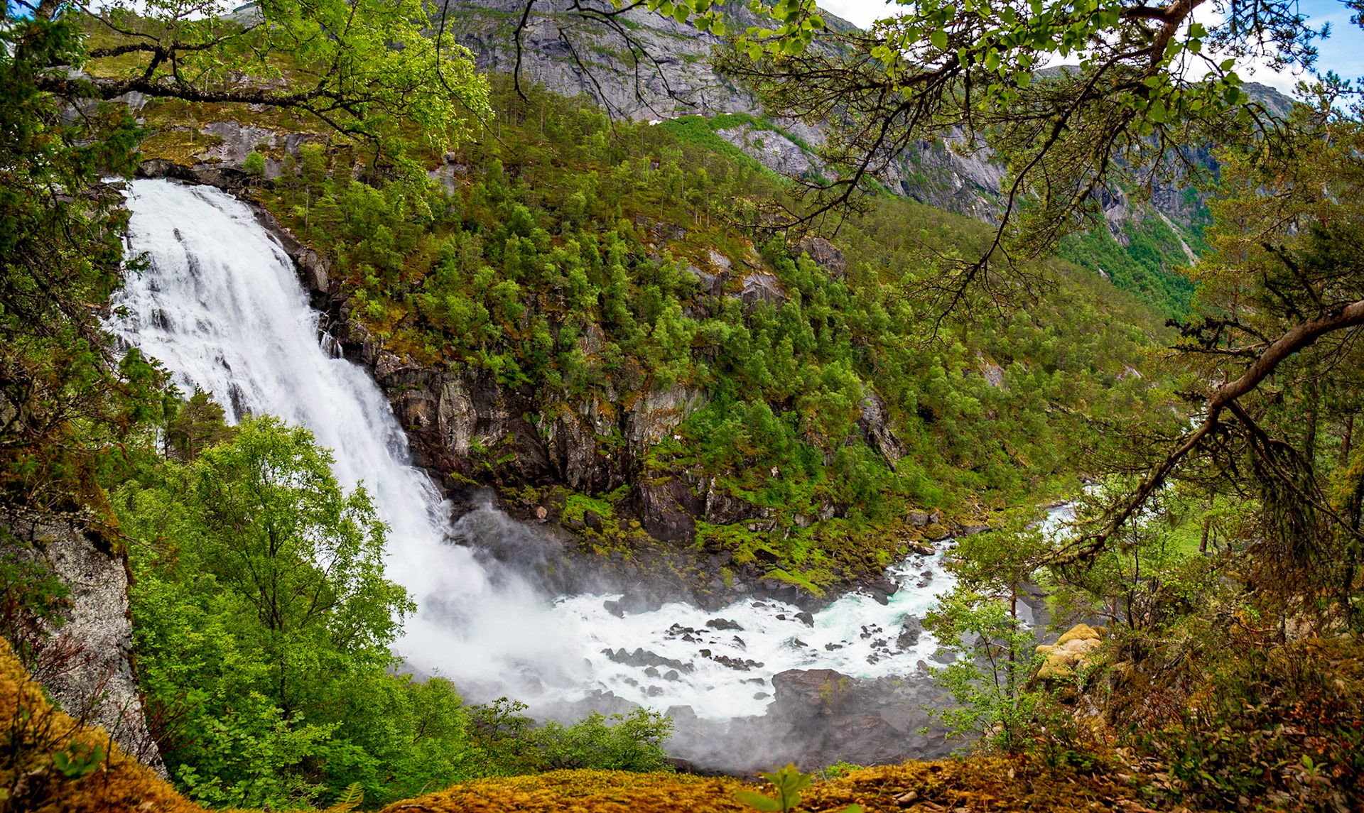 Ein weiteres Bild des Nyastølfossen als wir fast auf gleicher Höhe waren. Juni 2018

Another picture of Nyastølfossen when we were almost level with it. June 2018