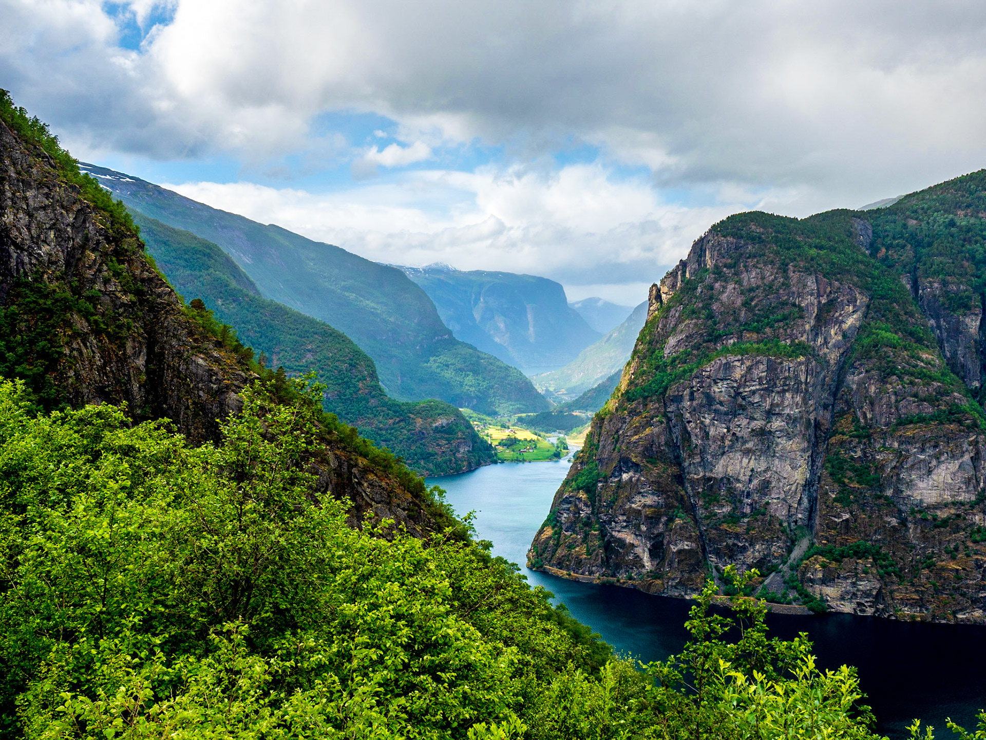 Kurz bevor es in Serpentinen wieder nach unten ging, gab es diese Aussicht direkt von einem Parkplatz

Jetzt before the street winds down we had this great view directly from the curb