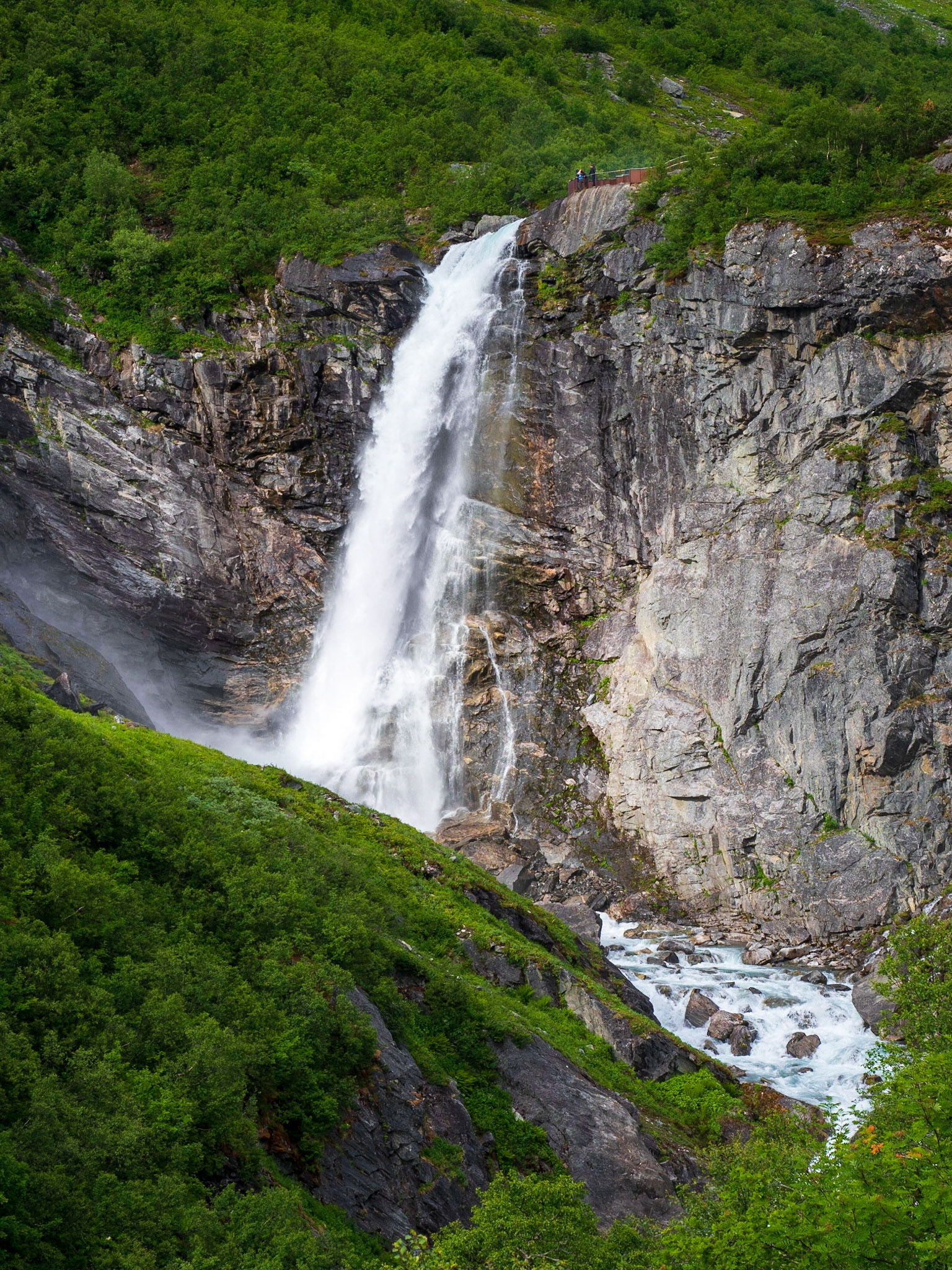 Der Buldrefossen mit ein paar Menschen oben auf der Aussichtplatform zum Größenvergleich

Buldrefossen with some people on the platform to compare the size