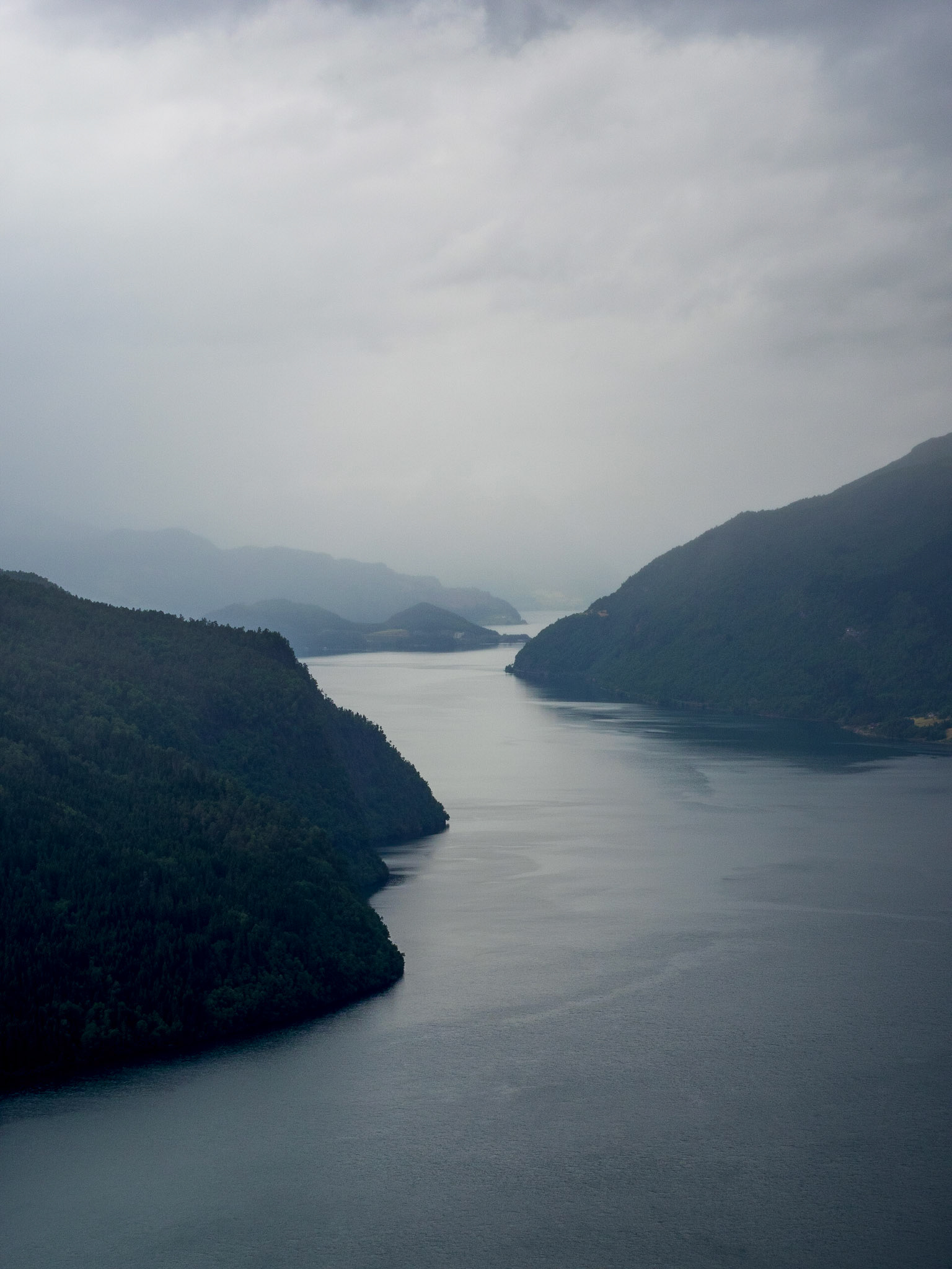 Ein typisches Bild aus Norwegen bei eher schlechtem Wetter im Juni im Innvikfjorden

A typical Norway picture of the Innvikfjorden in June during a light drizzle