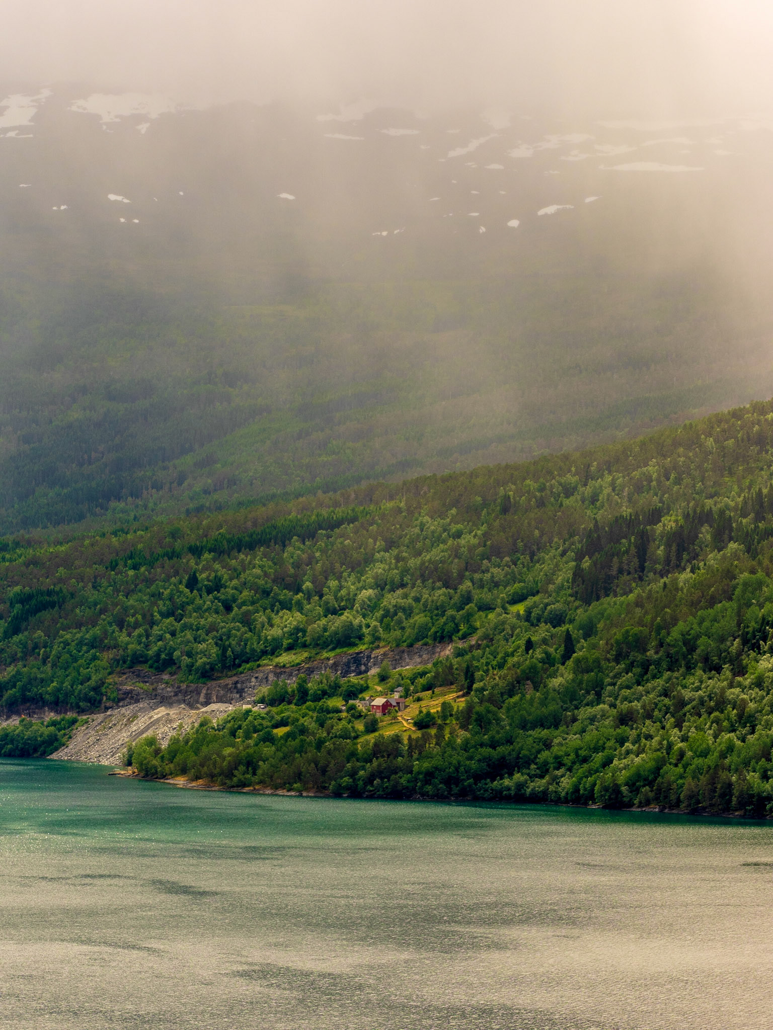 Einmal mehr eine geniale Lichtstimmung diesen Juni in Norwegen. Hier in Innvikfjorden

Once more a fabulous light mood this June in Norway. Innvikfjorden