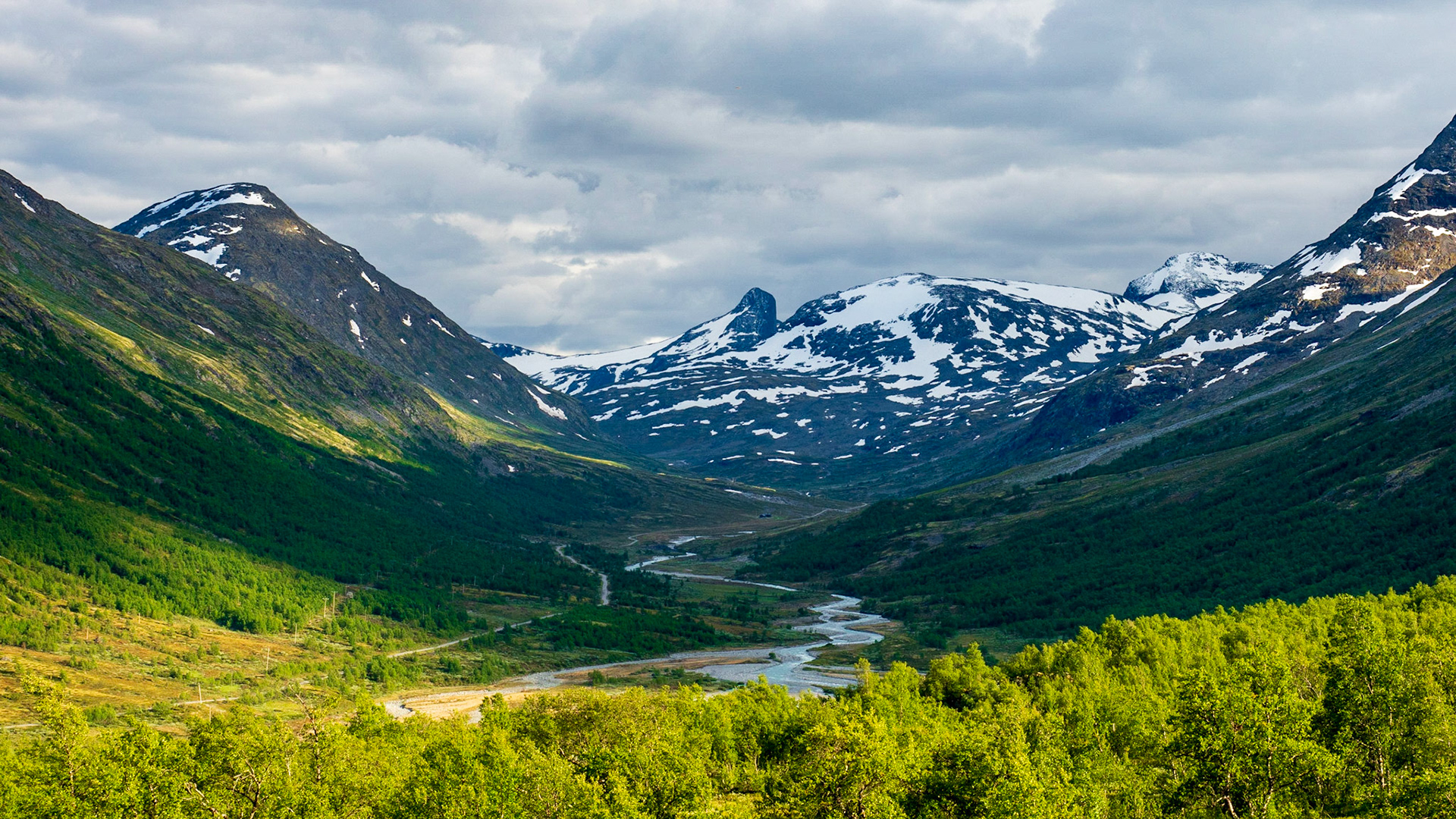 Diese Aussicht hat uns mal wieder zum Anhalten bewogen in Norwegen

This norwegian view induced us to stop and take a picture