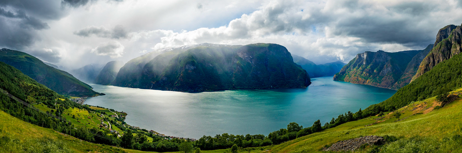 Die grandiose Aussicht vom Stegastein in Norwegen bei bestem Wetter: Schauer

The great view from Stegastein Norway at best weather conditions: rainy