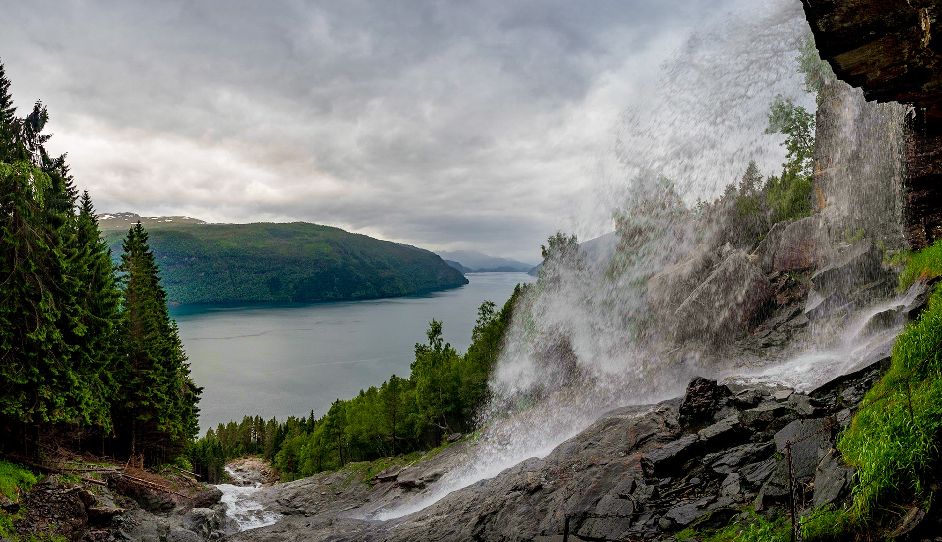 Der Tvinnefossen - einer der Wasserfälle hinter denen man durchgehen kann. Norwegen im Juni 2018

Tvinefossen - one of the waterfalls one can walk through behind. Norway, June 2018