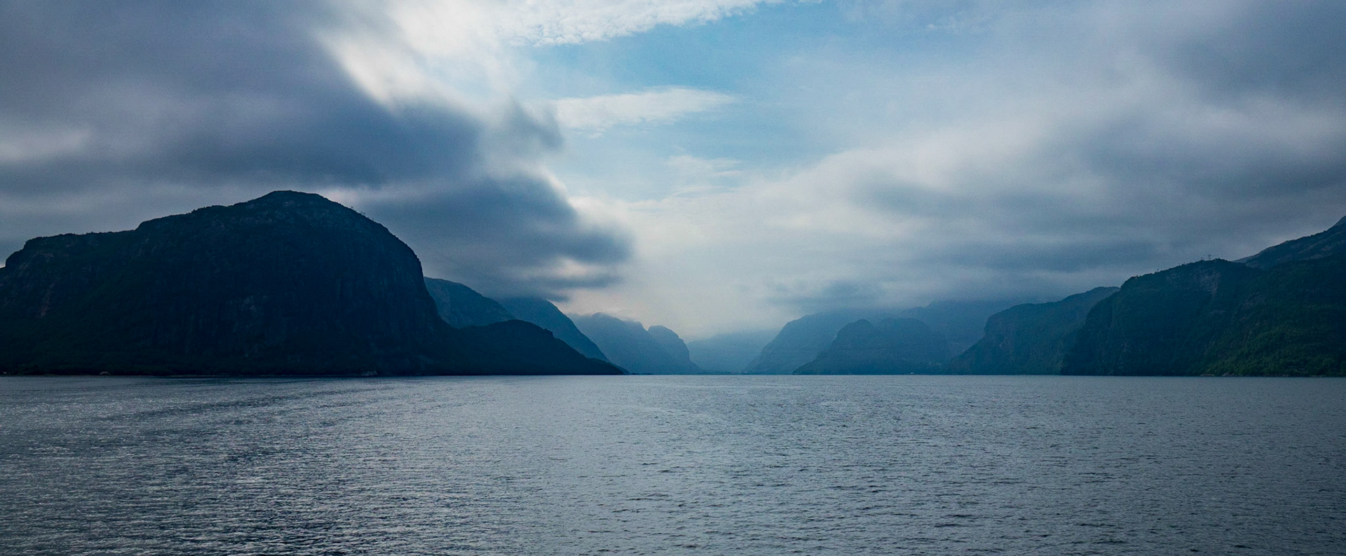 Als wir am 10. Juni in Stavanger von der Fähre fuhren war das Wetter nicht gerade vielversprechend. Hier ein erster Eindruck davon. Das Bild entstand von der ersten Fähre die wir in Norwegen nutzten (es sollte nicht die letzte sein :-) )

When wie drove from the ferry in Stavanger on the morning of the 10th of June the weather was not promising. Here is a first impression of it. The picture was taken from our first Norway ferry (one of many :-) )