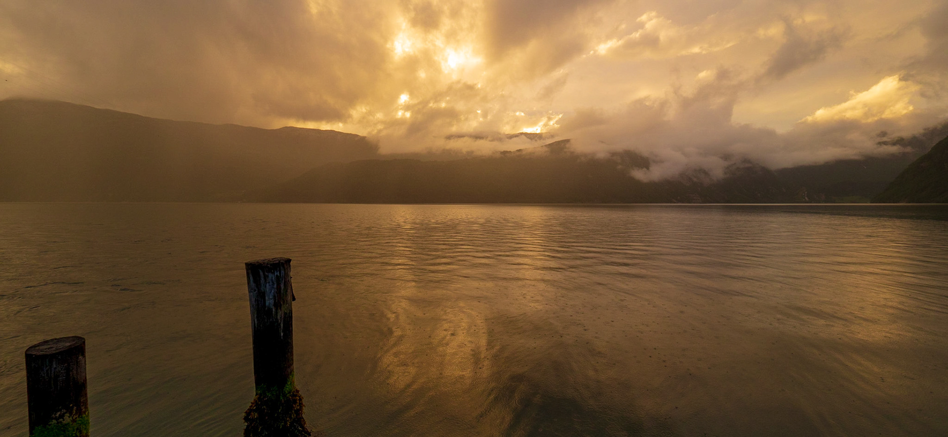 Spektakuläre Lichtstimmung im Juni um 22:17 Uhr in Norwegen.

Spectacular light mood in June at 10:17 pm in Norway