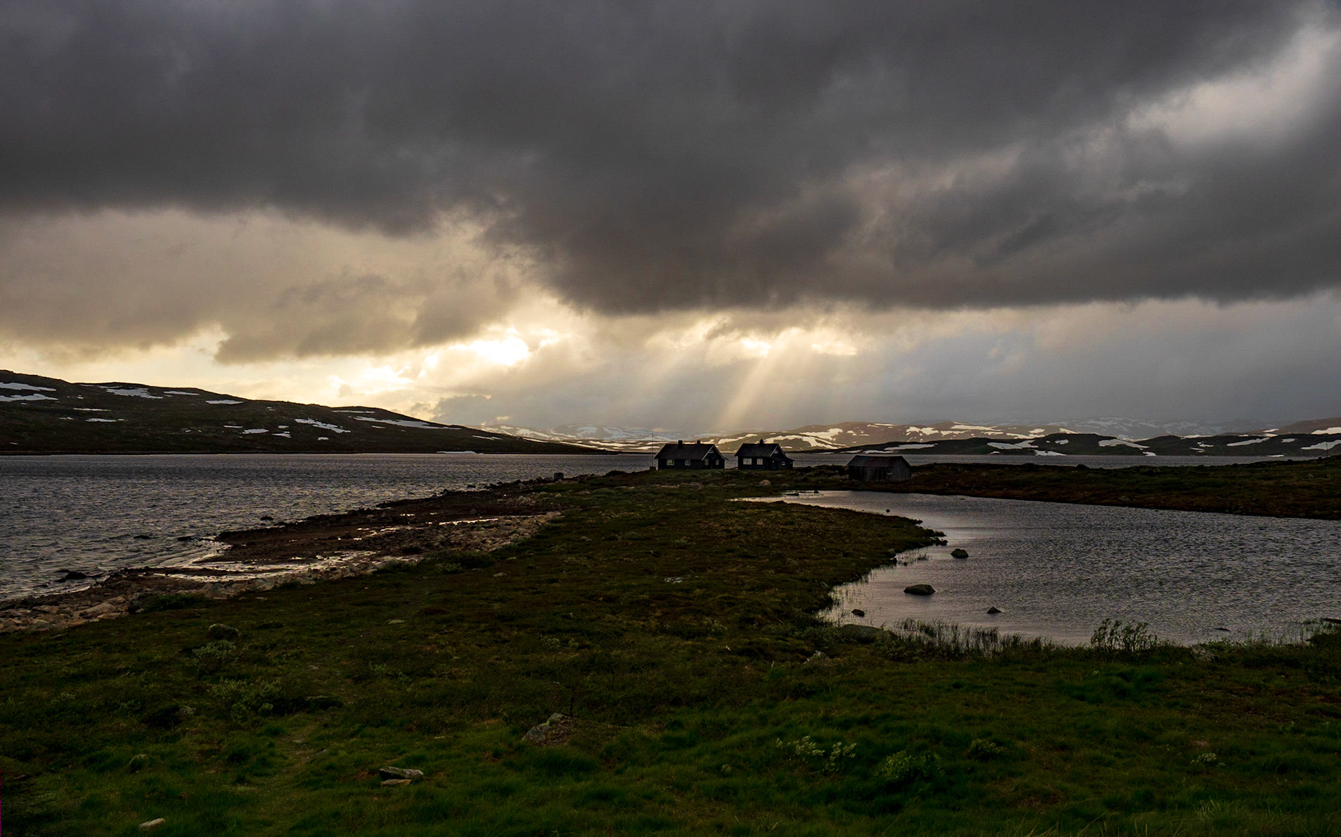 Auf dem Fjell gibt es auch im Sommer noch Schneereste und entsprechend kühle Temperaturen

There is still some snow left on the fjell in summer.