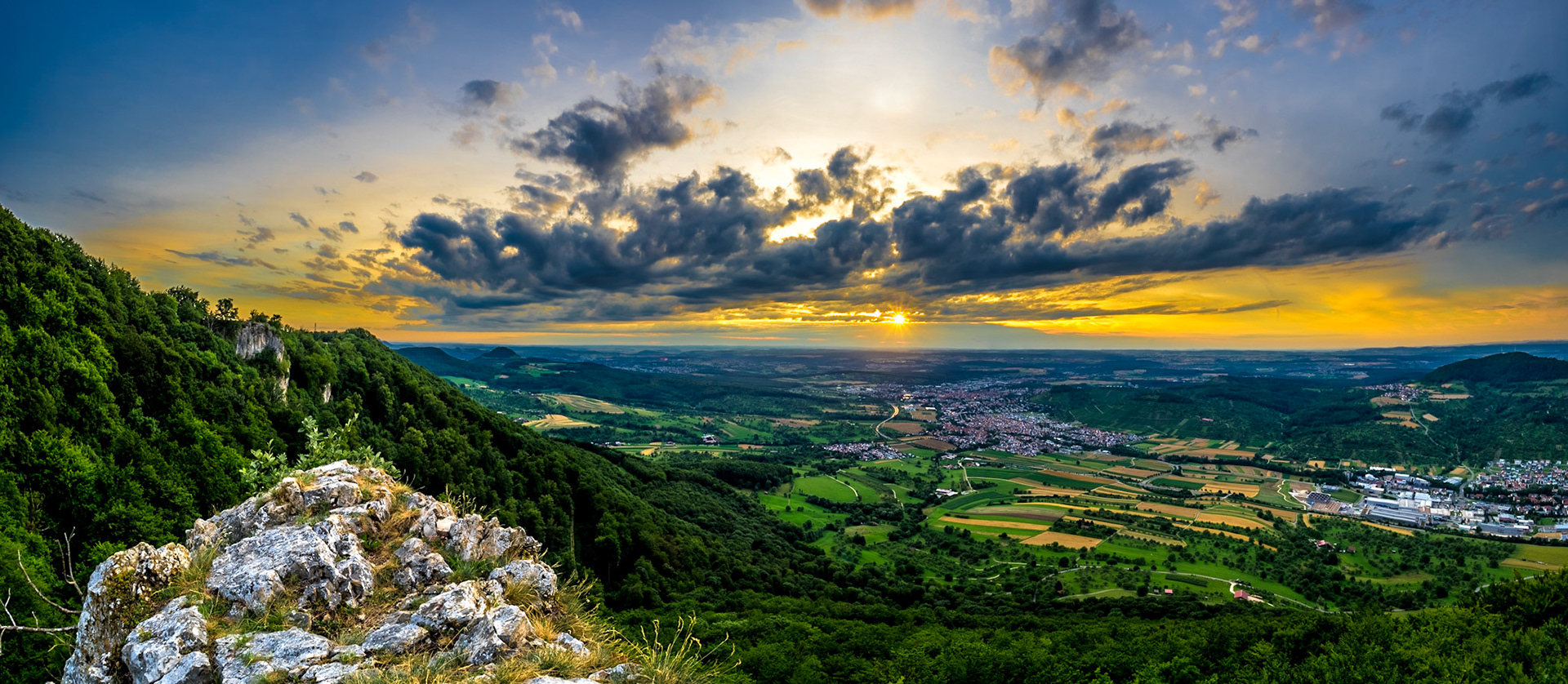 Panorama aus 16 HDRs á 2EV in 3 Reihen