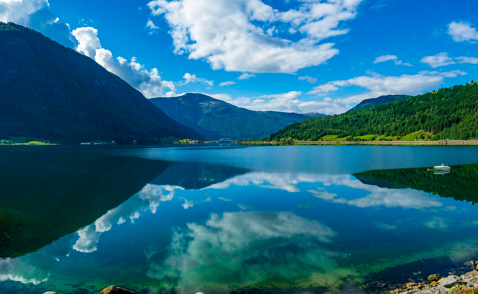 Einen Tag hatten wir super Glück mit dem Wetter und es war absolut windstill in Norwegen.

One day we were super lucky and it was completely windless in Norway