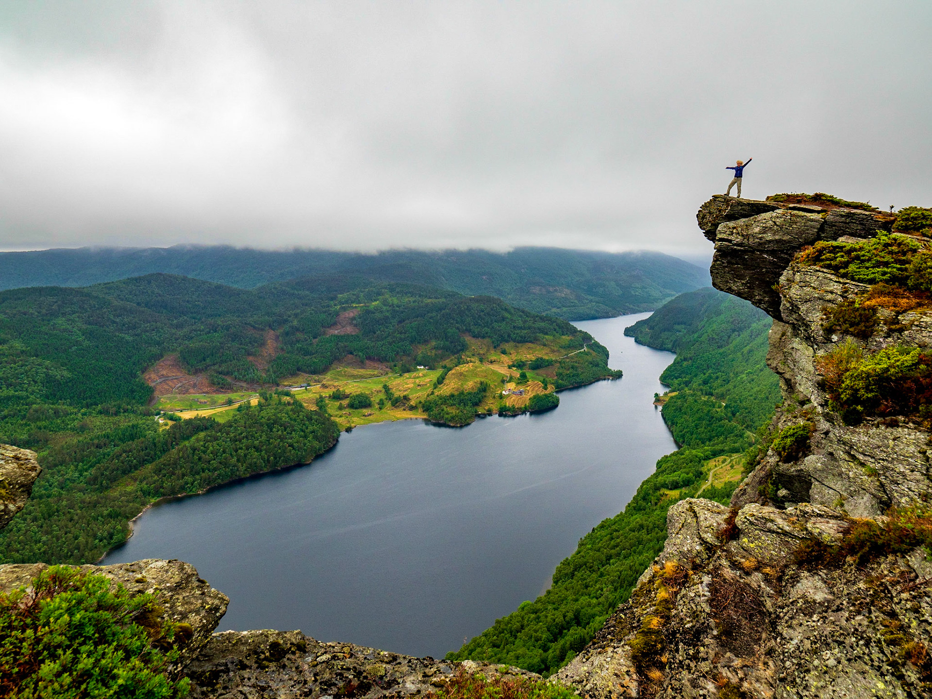 Endlich oben am Himakånå - und wir hatten das für eine ganze Stunde ganz für uns alleine.

Finally on top of Himakånå. We were the only visitors for the hour we were up there.