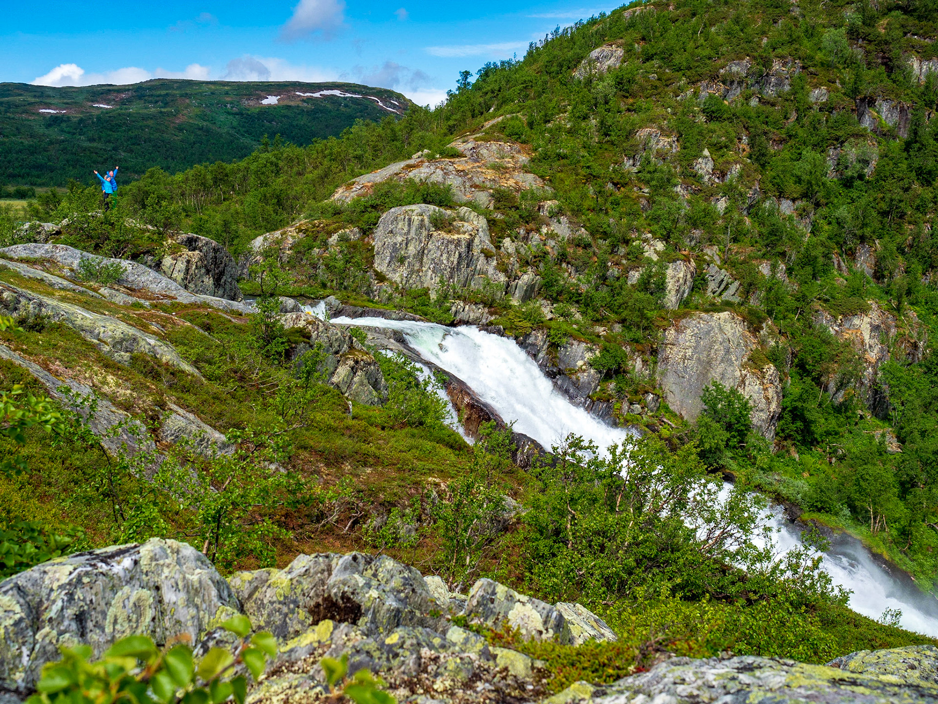 Nach ca. 50 Minuten ist man dann oben am Hivjufossen. Hier ein Selfie um die Größe zu verdeutlichen.

After about 50 minutes you reach the top of Hivjufossen. Here is a selfie to show the size of the waterfall.

Tour Details: https://www.wikiloc.com/hiking-trails/hivjufossen-25782898