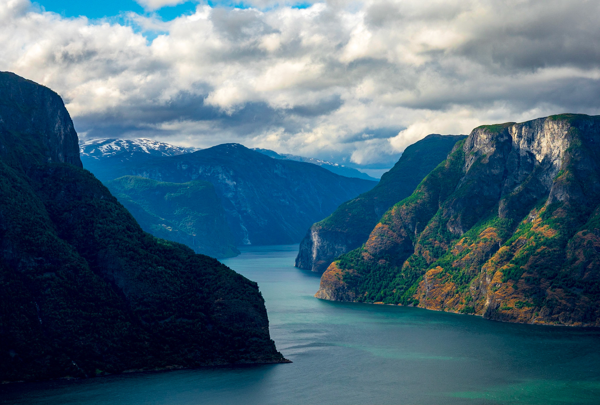 Mein letztes Bild von der Aussichtsplattform Stegastein in Norwegen. Da war der kurze Schauer gerade vorbei.

My last picture from the platform Stegastein in Norway. The shower was just over.