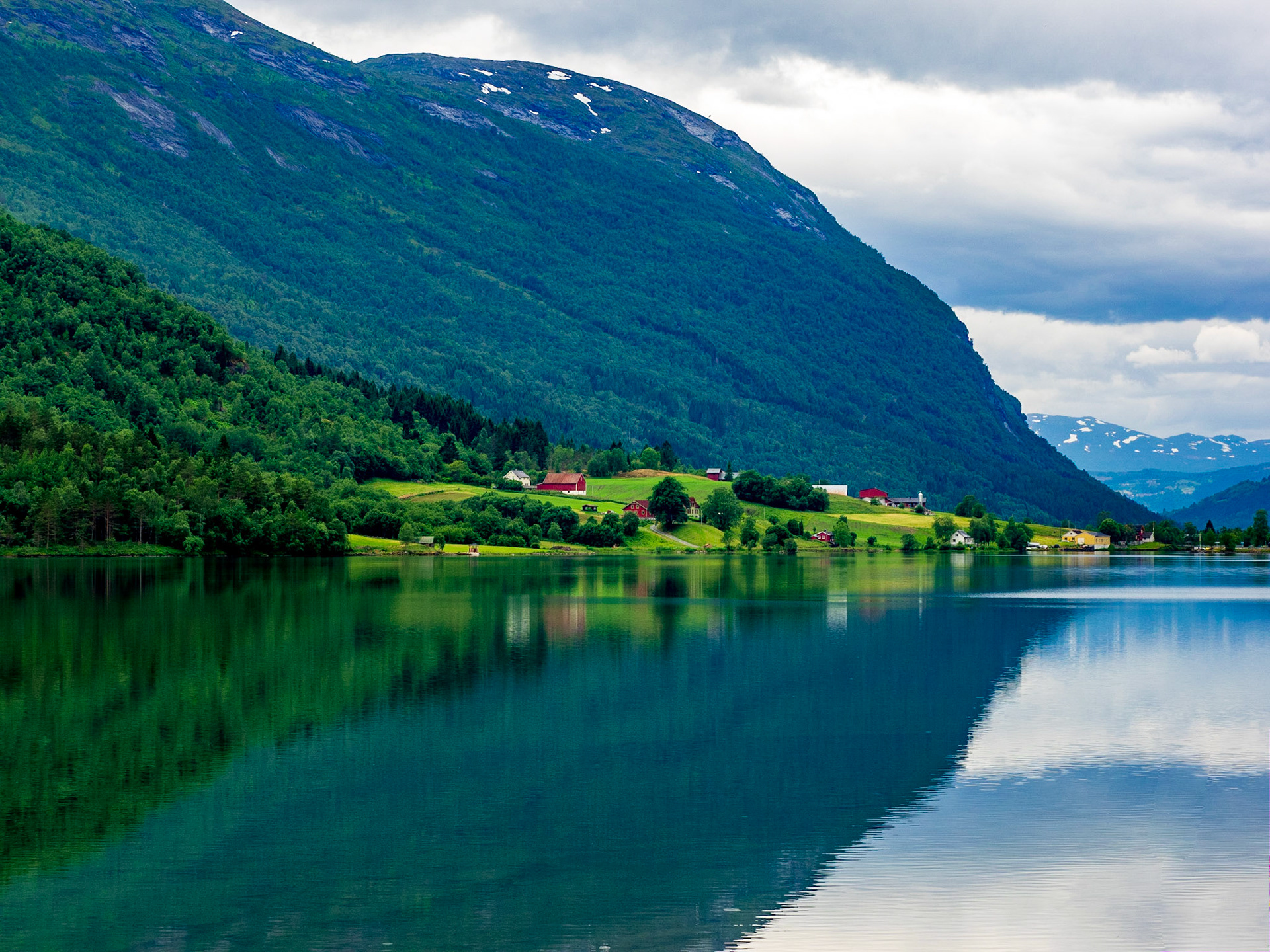 Typische Norwegen Idylle

Typical Norway countryside idyll