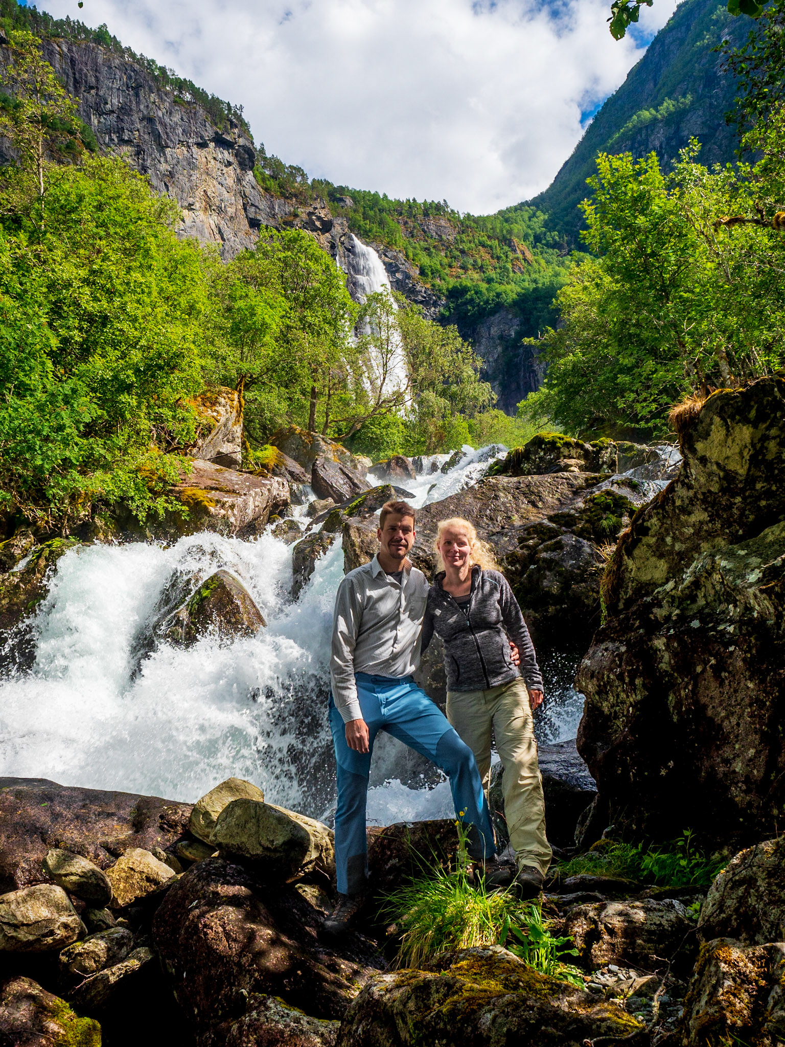 Der Aufstieg zum Feigefossen ist ein schöner Spaziergang und geht fast die ganze Zeit an seinem reißenden Strom entlang. Hier im Hintergrund sieht man den Wasserfall schon.

The ascend to Feigefossen is a nice walk and goes along it´s rough stream for most of the time. You can see the waterfall in the background