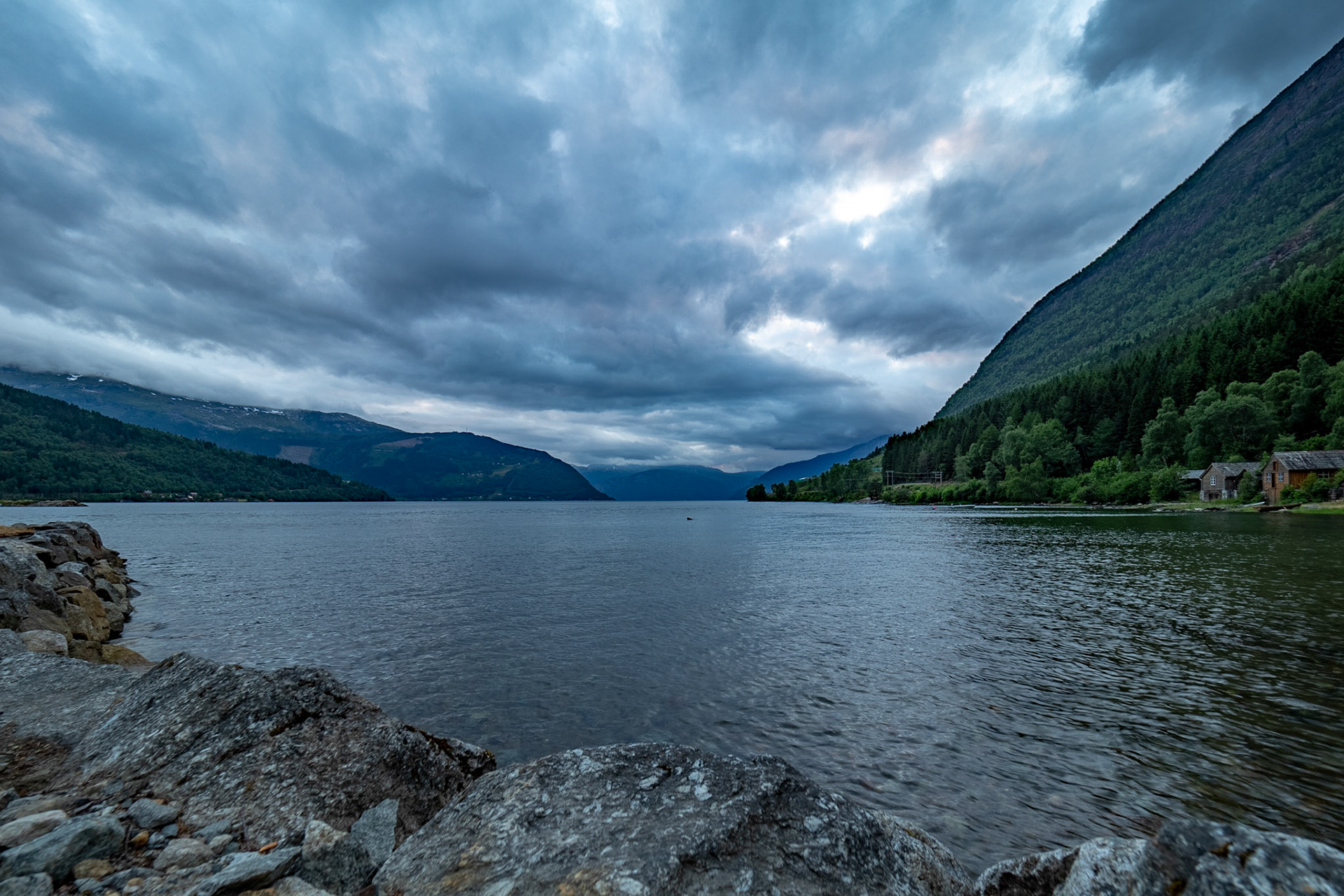 Blick aus dem Wohnmobil Abends 22:30 Uhr

The view out of our camper window at 10:30 pm