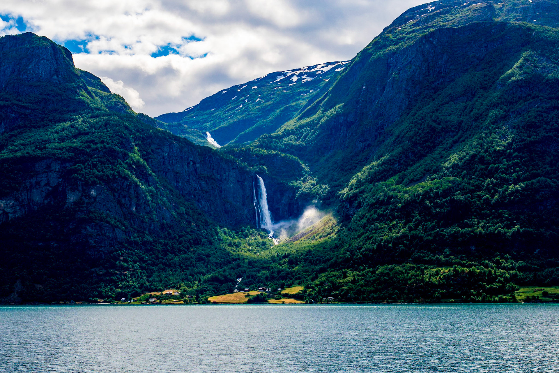 Die Aussicht auf den Feigefossen von der anderen Seite des Fjords aus. Nachdem wir das gesehen hatten, entschieden wir uns dort eine Wanderung zu machen

The view to Feigefossen from the other side of the fjord. After we saw this, we decided to hike to the waterfall