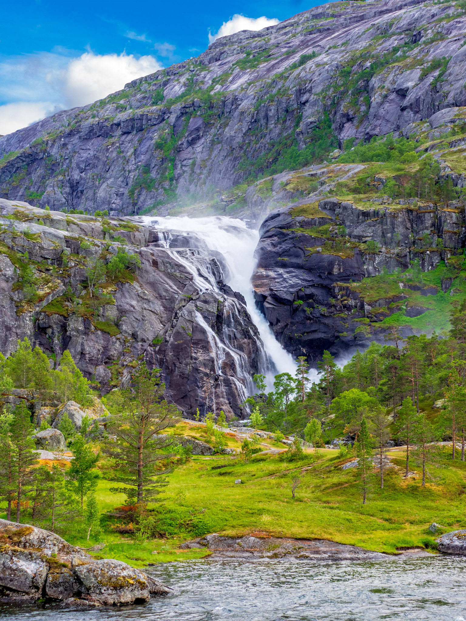 Mein Lieblingsbild vom Nykkjesøyfossen in Norwegen. Hier sieht man im Größenvergleich der Bäume wie mächtig das Wasser sich in die Tiefen stürzt