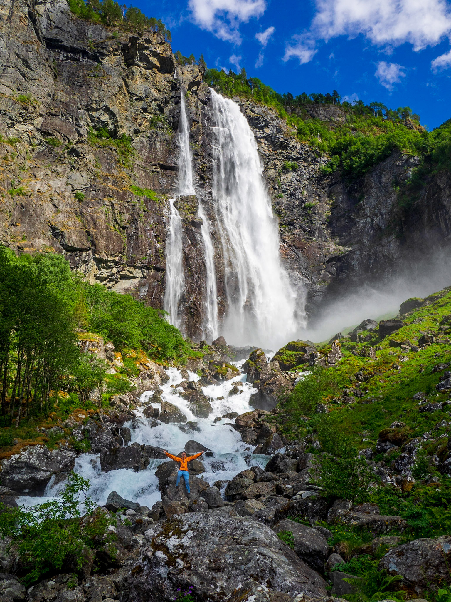 Der Feigefossen ist mit 218m der zweithöchste nicht regulierte Wasserfall in Norwegen

Feigefossen is with 218m the second highest not regulated waterfall in Norway