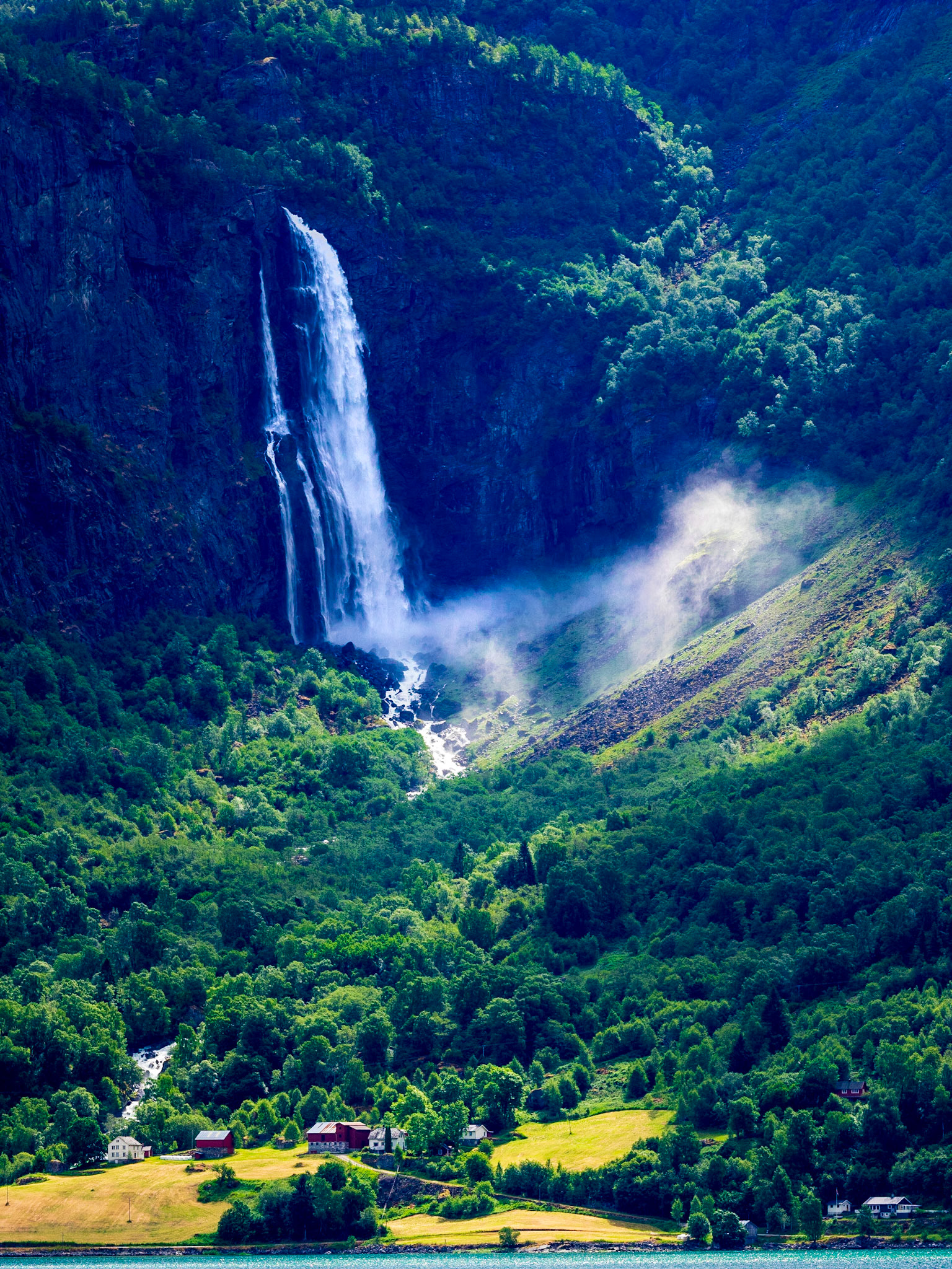 Die Aussicht auf den Feigefossen von der anderen Seite des Fjords aus. Nachdem wir das gesehen hatten, entschieden wir uns dort eine Wanderung zu machen

The view to Feigefossen from the other side of the fjord. After we saw this, we decided to hike to the waterfall