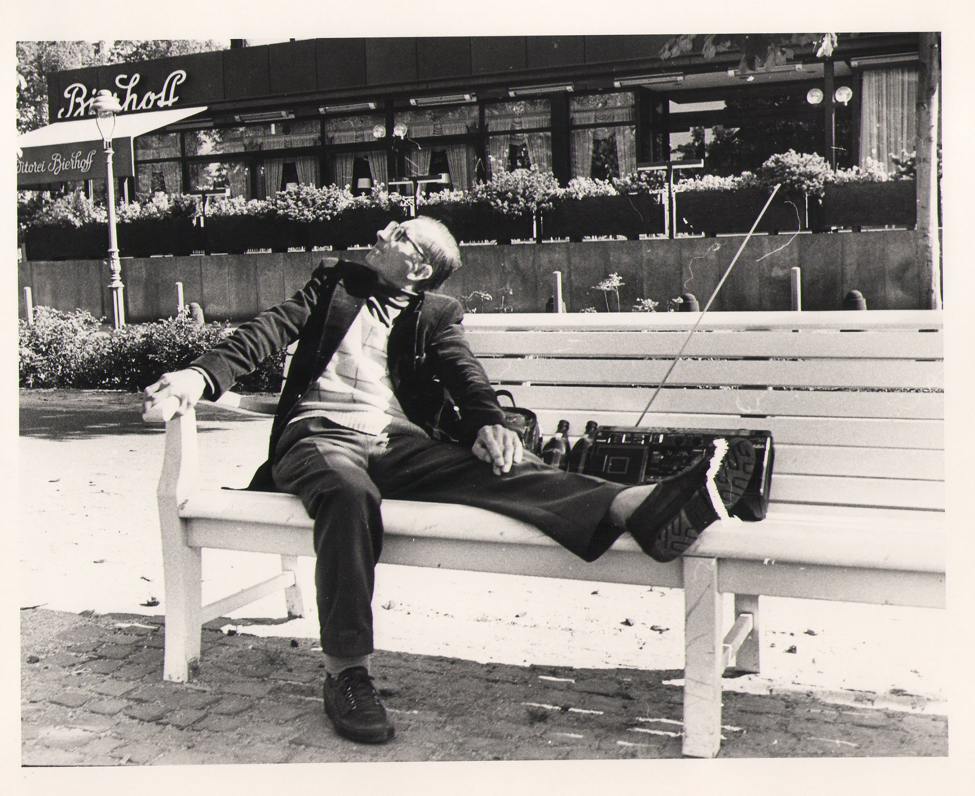 Obdachloser auf seiner Bank vor dem Bristol