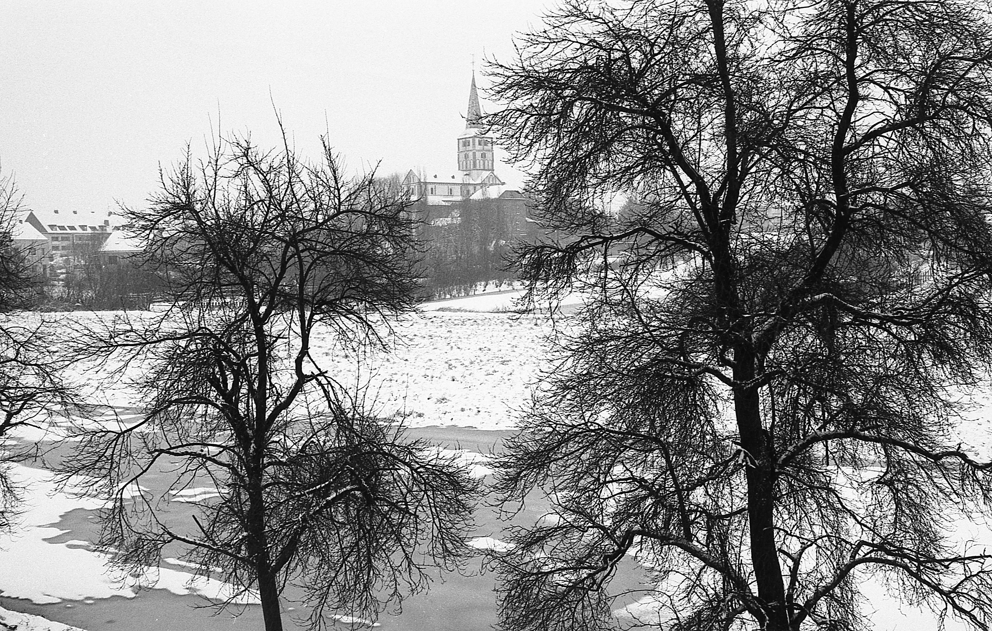 Blick auf die Doppelkirche Schwarzrheindorf