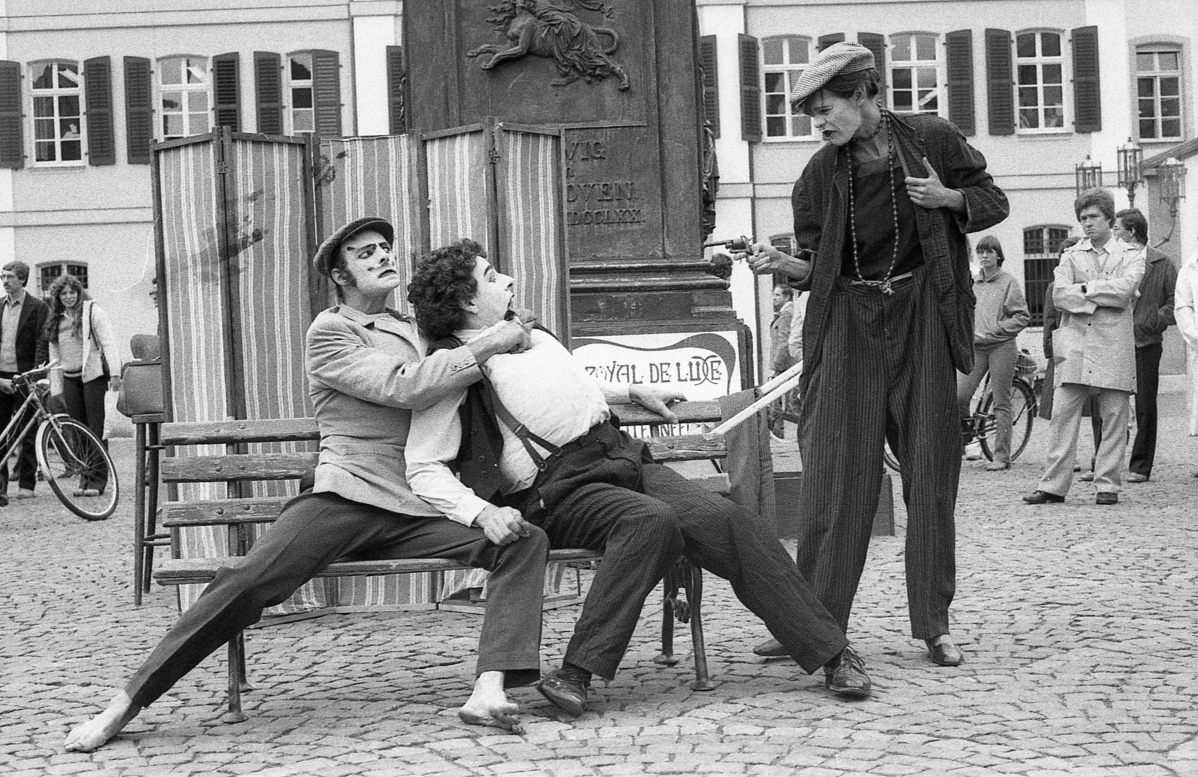 Straßentheater, Cirque du Soleil (?) auf dem Münsterplatz