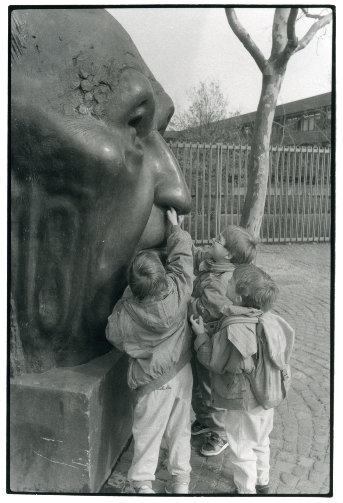 Adenauer-Büste vor dem Kanzleramt