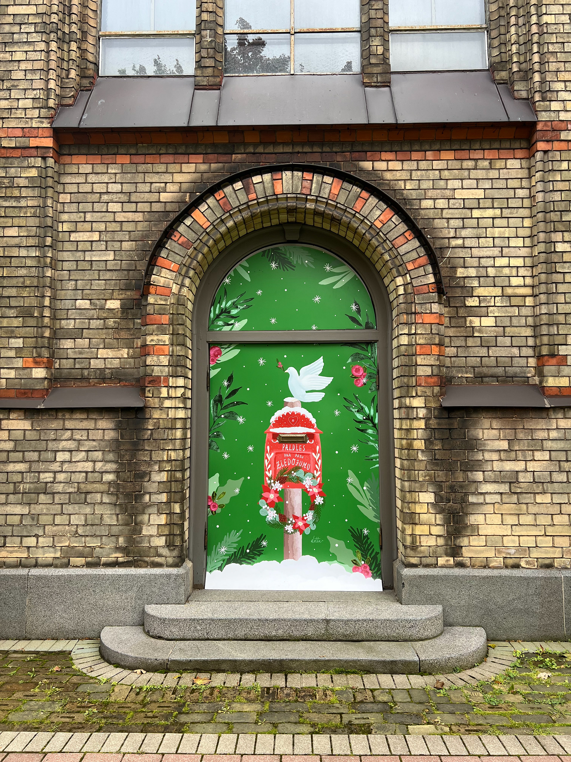 Labdarbības ilustrācija Rīgas Lutera draudzei. Ilustrācija tika drukāta uz komatex plāksnes 150x290cm izmērā un piestiprināta pie vienas no Torņakalna baznīcas durvīm ziedojumu vākšanai, 2022