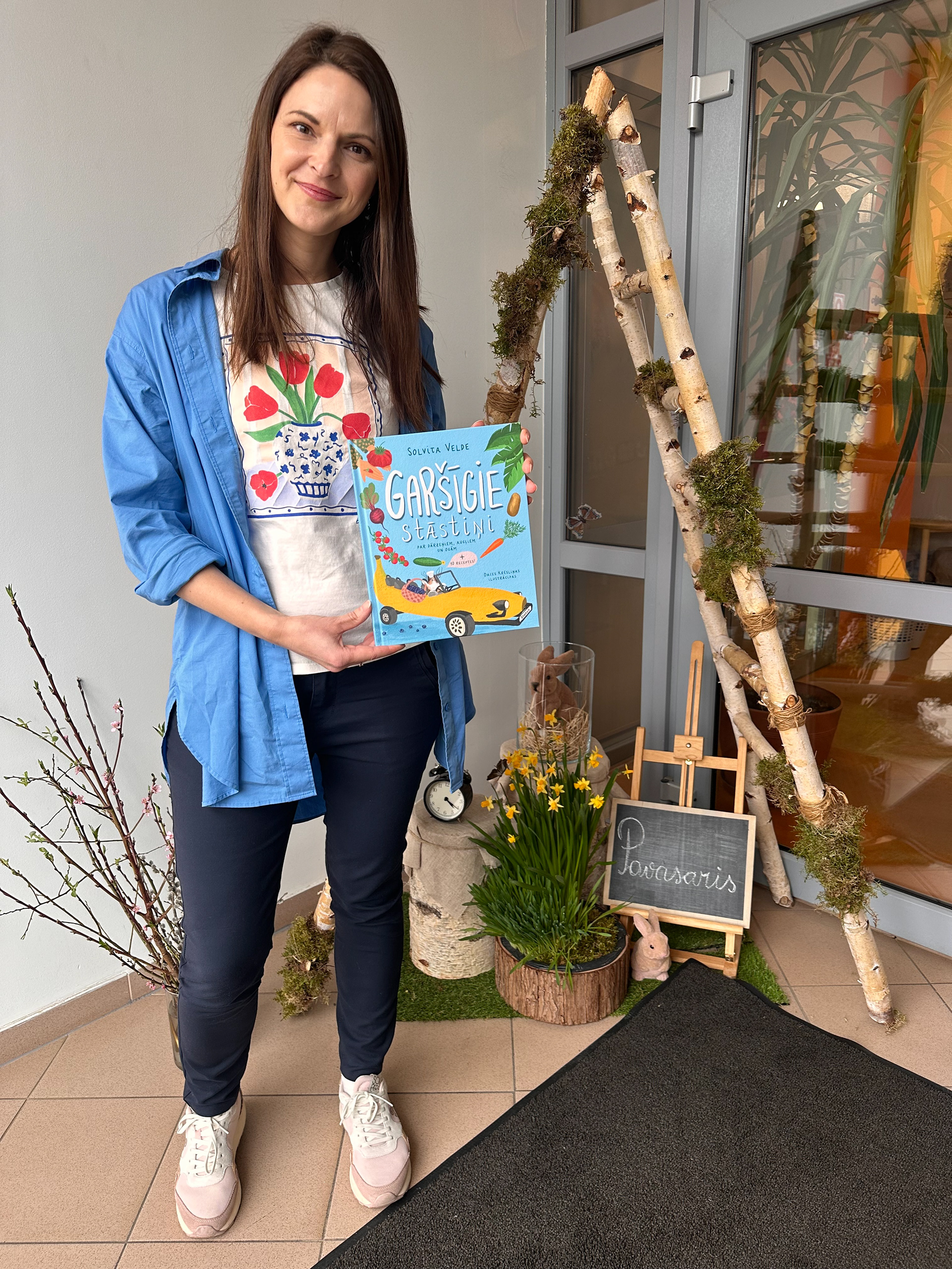 Ilustratore Dace Krēsliņa ar grāmatu Garšīgie stāstiņi