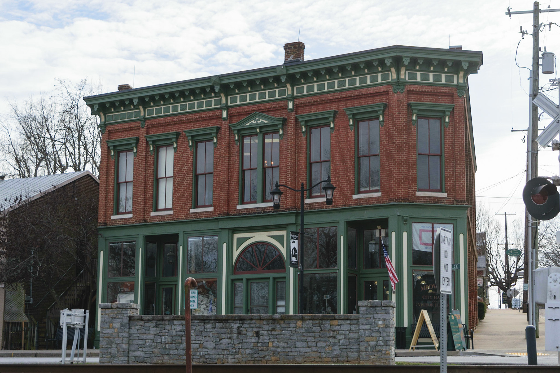 This is Midway's city hall. I didn't know that until I looked at the picture when I got home. Figured it was another shop.