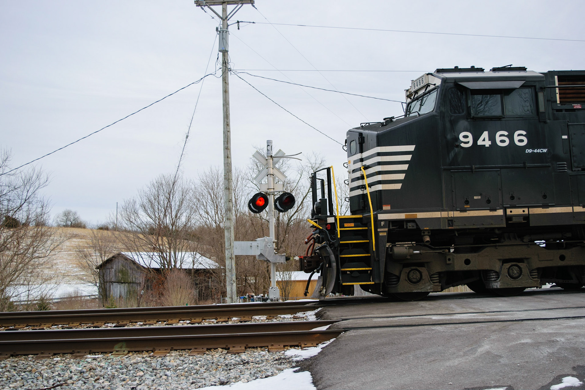 I was pretty lucky to have this train stop right next to me. I tried to take advantage of the opportunity.
