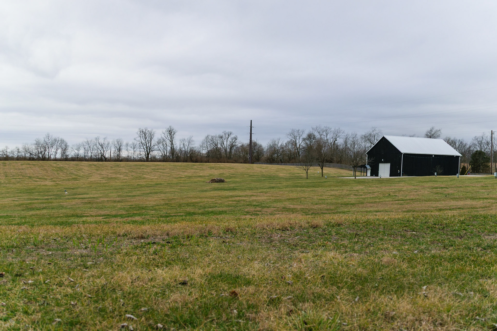 I'll tell you a secret. This barn isn't actully lonely, as the rest of the Cardone center is behind it.