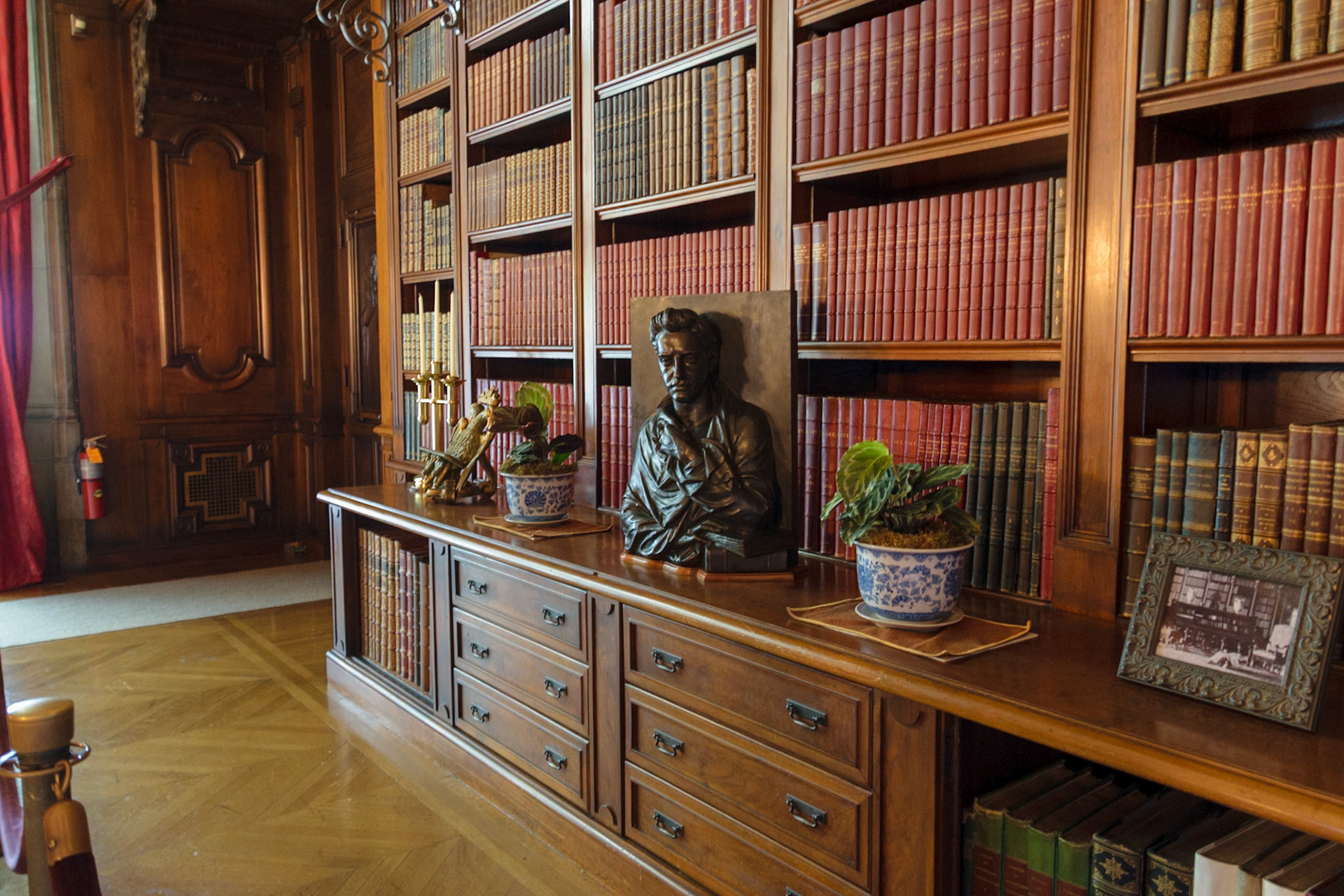 The Biltmore contains a very wide collection of books distributed among the many rooms.