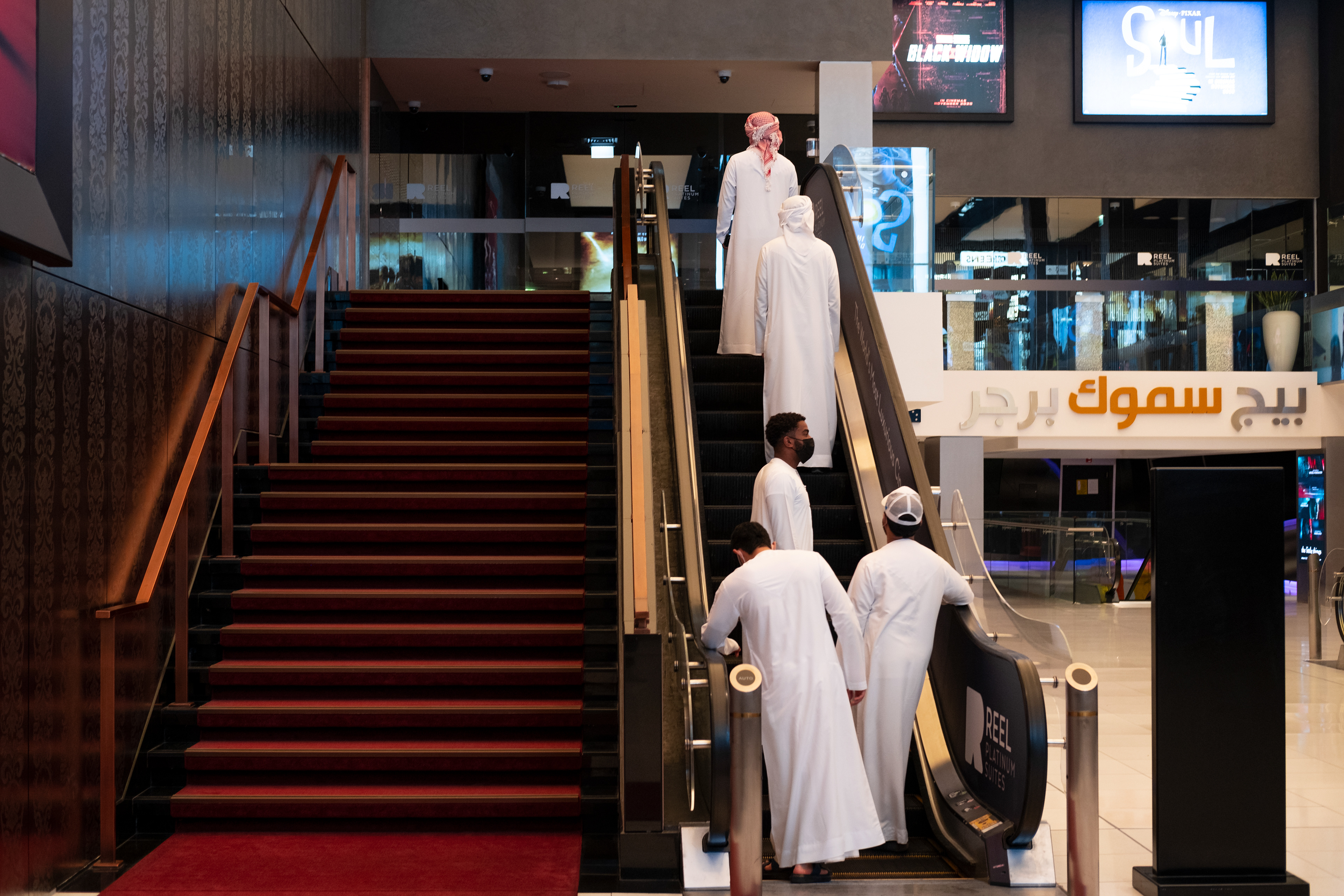 Emirati in an elevator going to the cinema in Dubaï Mall