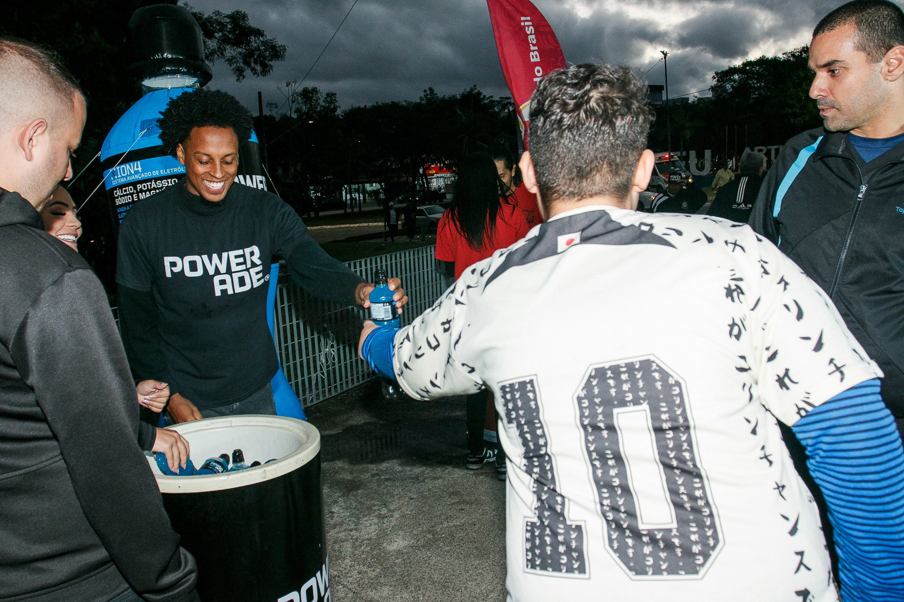 Distribuição gratuita dos produtos Coca-Cola Zero e Power Ade, entre a estação Arthur Alvim e o estadio Neo Quimica Arena, antes do jogo Corinthians e Racing, jogo valido pela Copa Sul-Americana 2024, realização da ação R[adio Mix