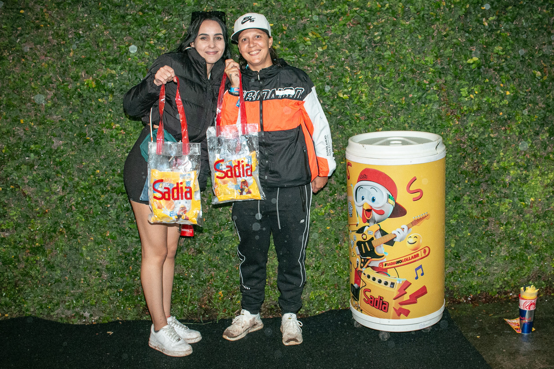 Entrega de brinde Sadia na saída do festival Lollapalooza, promoção Rádio Mix