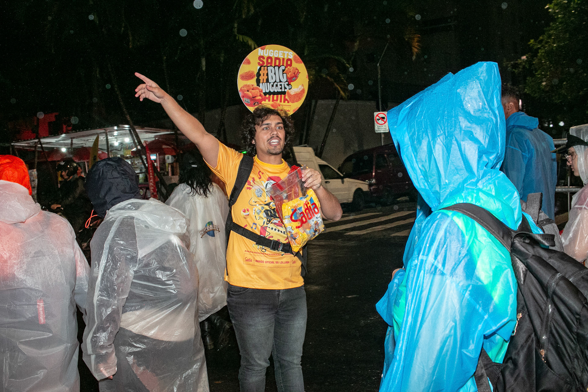 Entrega de brinde Sadia na saída do festival Lollapalooza, promoção Rádio Mix