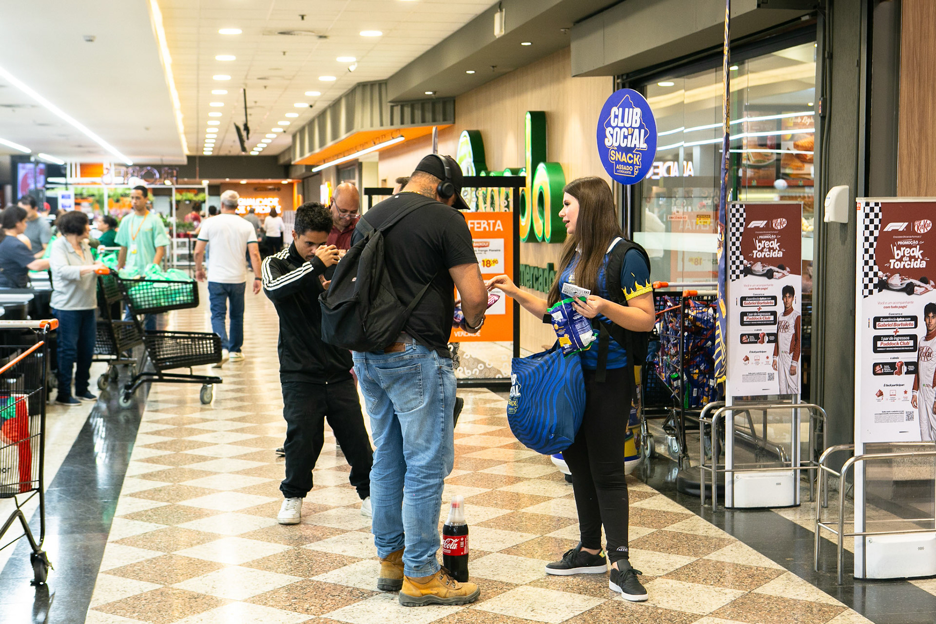 Ação Clube Social no supermercado Sonda Alto da Boa Vista, durante o perido do festival The Town 2025. Produção Rádio Mix