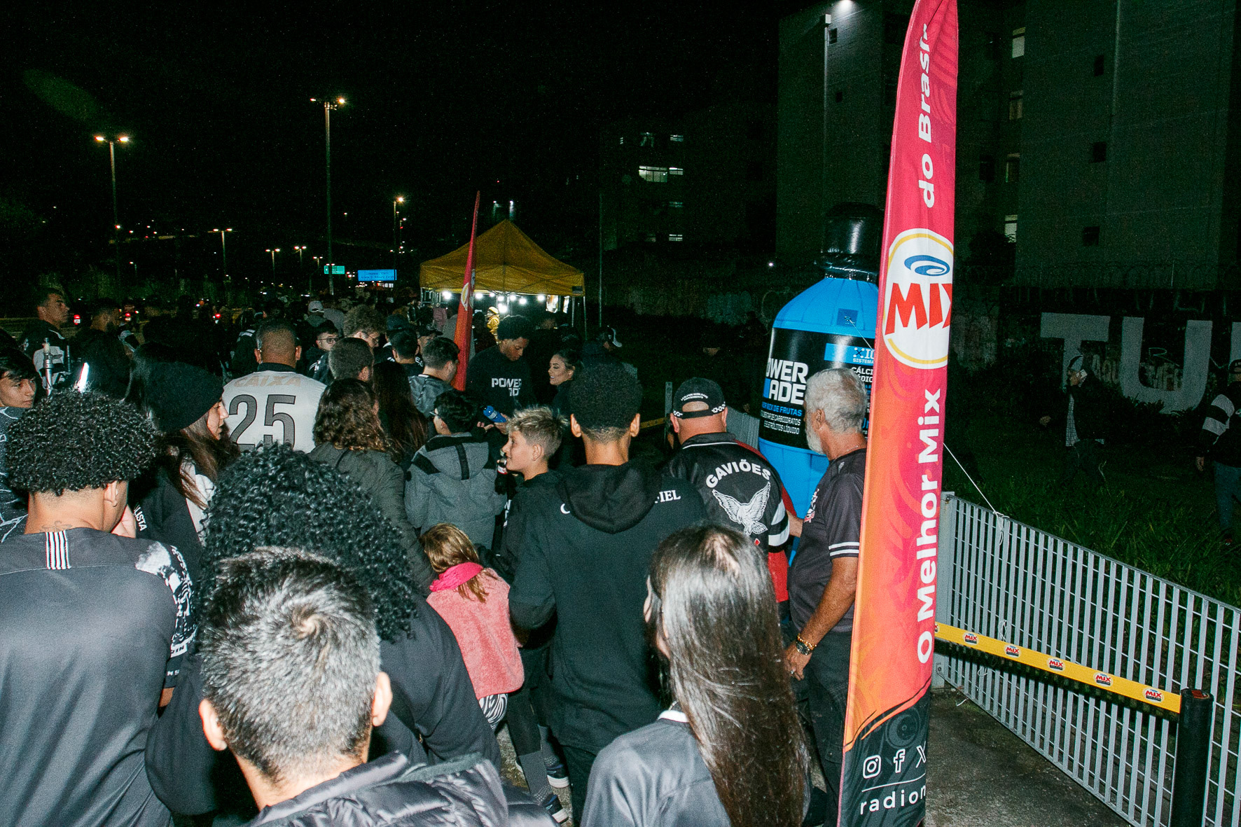 Distribuição gratuita dos produtos Coca-Cola Zero e Power Ade, entre a estação Arthur Alvim e o estadio Neo Quimica Arena, antes do jogo Corinthians e Racing, jogo valido pela Copa Sul-Americana 2024, realização da ação R[adio Mix