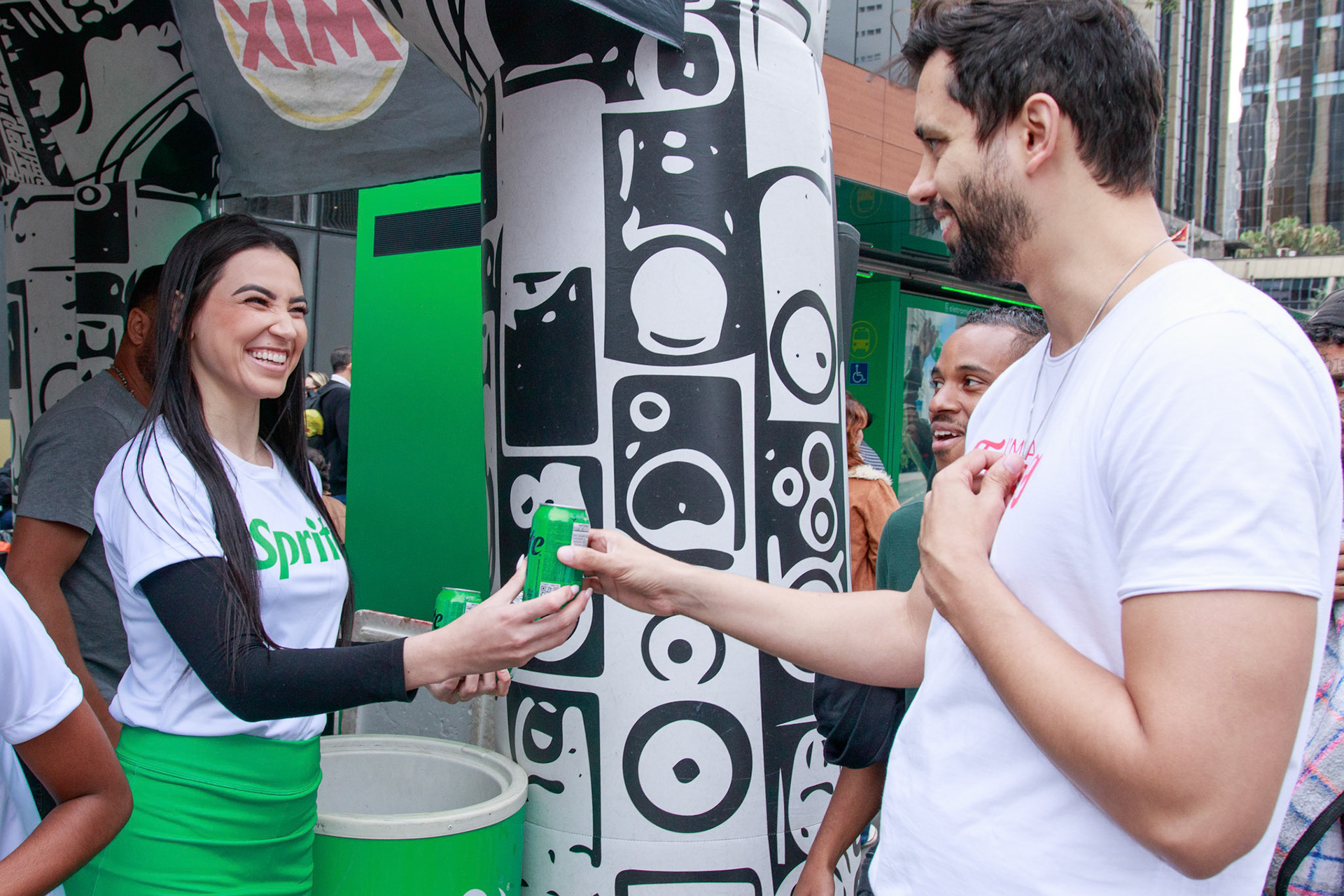 Ação de sampling  e ativação "o Grito" de Sprite na Av. Paulista 1354