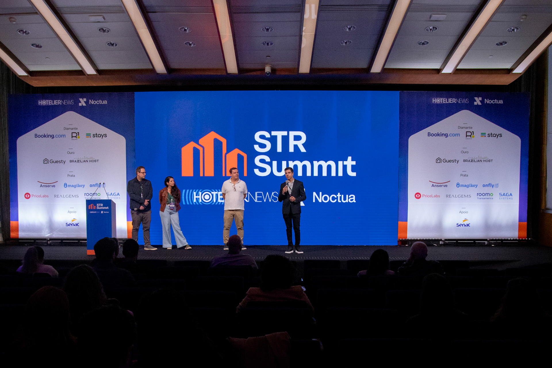 2º STR Summit - Hotelier News e Noctua Advisory - Boas-vindas com Vinicius Medeiros (Hotelier News), Pedro Cypriano (Noctua Advisory) e diretoria da ABLT.