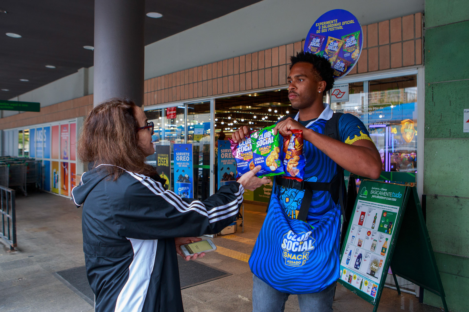 Ação realizada pela rádio Mix de distruição de brinde Clube Social, durante o TheTown 2025