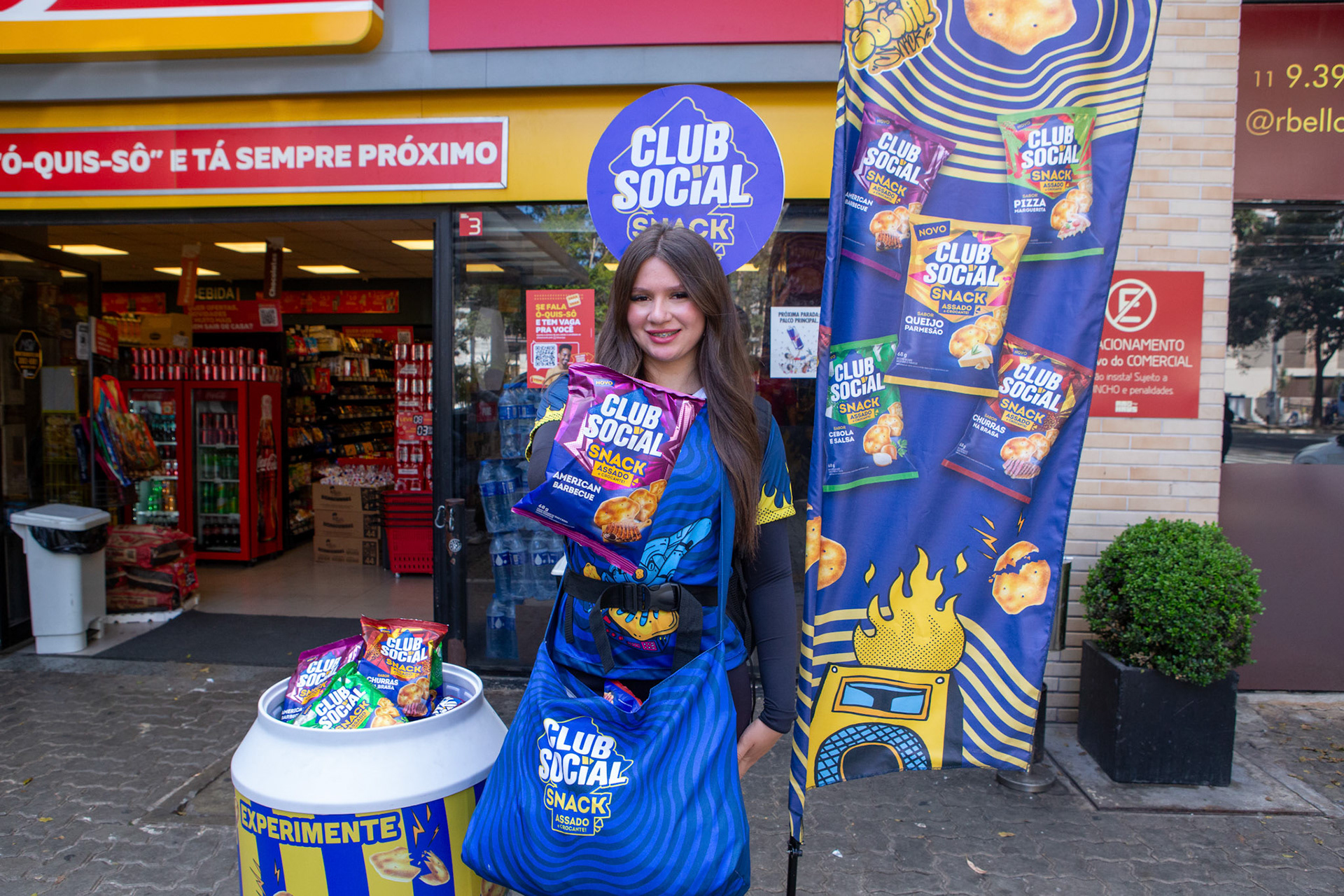 Ação Clube Social no Oxxo Miguel Yunes, durante o perido do festival The Town 2025. Produção Rádio Mix